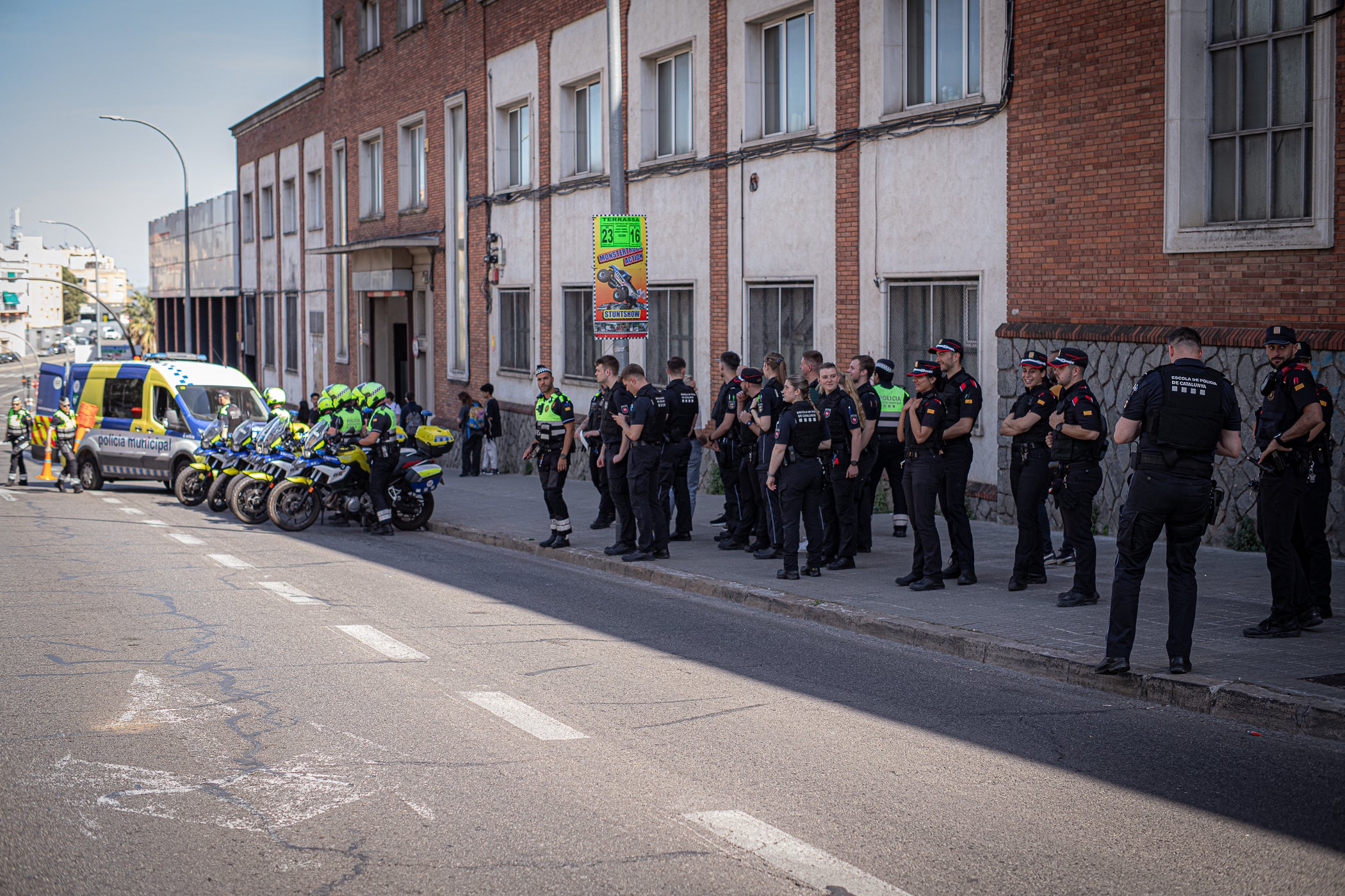 Aquesta setmana, els agents de trànsit de la Policia Municipal de Terrassa han servit com a formació per a quinze estudiants en pràctiques dels lands alemanys de la Baixa Saxònia (Hannover) i Mecklenburg-Pomerània Occidental (Schwering-Rostock). 'Se'ls explica la ciutat, l'organització i model policial i se'ls convida a participar en un control policial en l'àmbit viari', ens va explicar la inspectora terrassenca Jennifer Mercadé, referint-se a aquest control davant de la seu de l'avinguda de les Glòries Catalanes amb la carretera de Montcada. 'Visitem diferents serveis dels Mossos d'Esquadra, els centrals i alguna comissaria local, com la de Sabadell, i seleccionem serveis policials que entenem que són de qualitat, d'excel·lència, com en aquest cas la Policia Municipal de Terrassa', ens va ressaltar, per la seva part, l'intendent i coordinador d'aquesta mena d'Erasmus policial d'una setmana, Emili Martínez. 'Els estudis de policia dels lands alemanys són universitaris de tres anys i, entremig, intercalen pràctiques', va precisar l'intendent sobre la diferència amb el curs de nou mesos i l'any de pràctiques a Catalunya, i on hi ha 230 policies locals quan a Alemanya només existeix la federal i les setze dels lands. Aquests intercanvis s'estenen amb les policies de Lituània, Bèlgica i les prefectures franceses de Nimes i Tolosa de Llenguadoc, en ambdós sentits. Al maig, hi ha una nova tongada d'agents aprenents a Terrassa d'alguns d'aquests territoris europeus | Javi González
