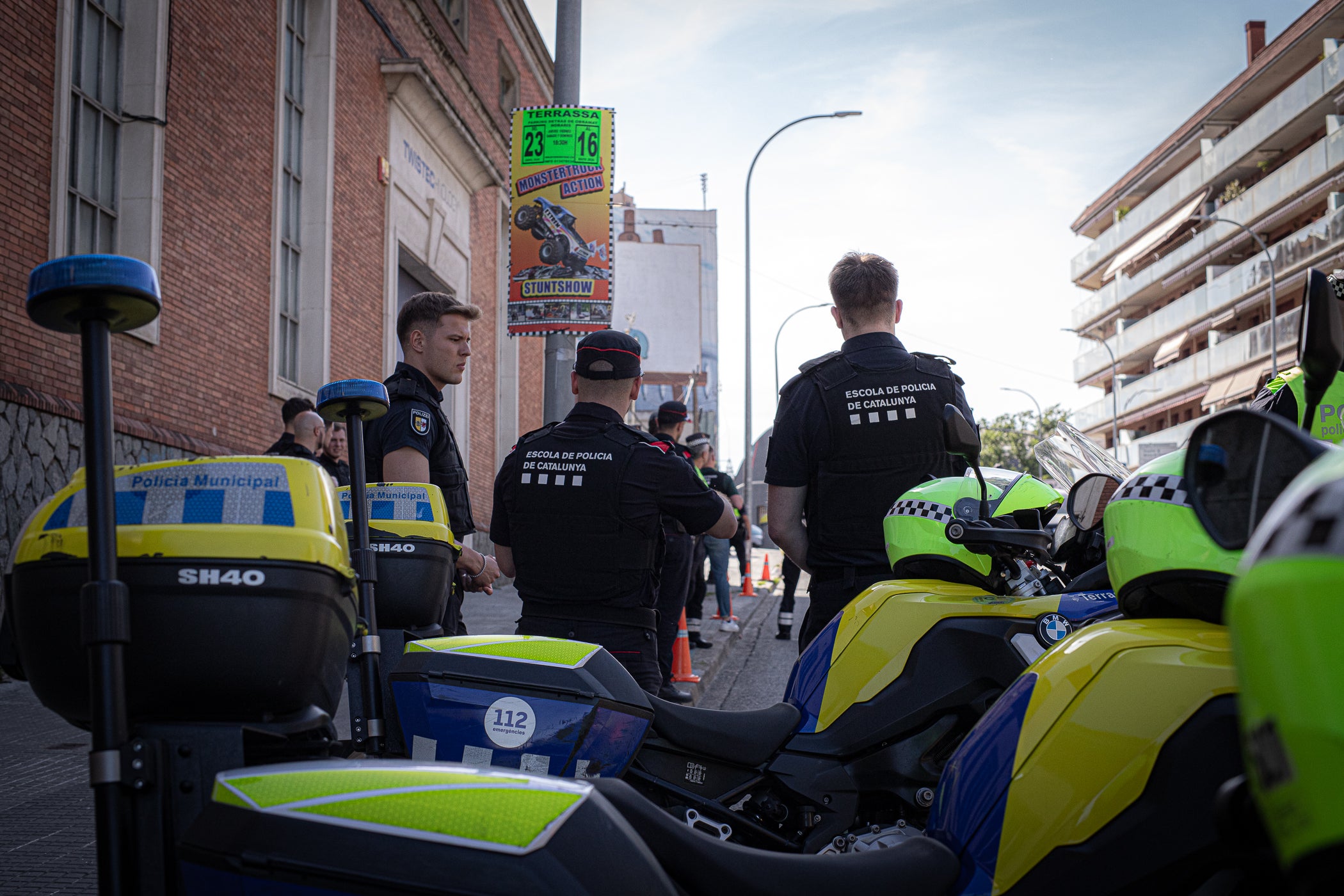 Aquesta setmana, els agents de trànsit de la Policia Municipal de Terrassa han servit com a formació per a quinze estudiants en pràctiques dels lands alemanys de la Baixa Saxònia (Hannover) i Mecklenburg-Pomerània Occidental (Schwering-Rostock). 'Se'ls explica la ciutat, l'organització i model policial i se'ls convida a participar en un control policial en l'àmbit viari', ens va explicar la inspectora terrassenca Jennifer Mercadé, referint-se a aquest control davant de la seu de l'avinguda de les Glòries Catalanes amb la carretera de Montcada. 'Visitem diferents serveis dels Mossos d'Esquadra, els centrals i alguna comissaria local, com la de Sabadell, i seleccionem serveis policials que entenem que són de qualitat, d'excel·lència, com en aquest cas la Policia Municipal de Terrassa', ens va ressaltar, per la seva part, l'intendent i coordinador d'aquesta mena d'Erasmus policial d'una setmana, Emili Martínez. 'Els estudis de policia dels lands alemanys són universitaris de tres anys i, entremig, intercalen pràctiques', va precisar l'intendent sobre la diferència amb el curs de nou mesos i l'any de pràctiques a Catalunya, i on hi ha 230 policies locals quan a Alemanya només existeix la federal i les setze dels lands. Aquests intercanvis s'estenen amb les policies de Lituània, Bèlgica i les prefectures franceses de Nimes i Tolosa de Llenguadoc, en ambdós sentits. Al maig, hi ha una nova tongada d'agents aprenents a Terrassa d'alguns d'aquests territoris europeus | Javi González