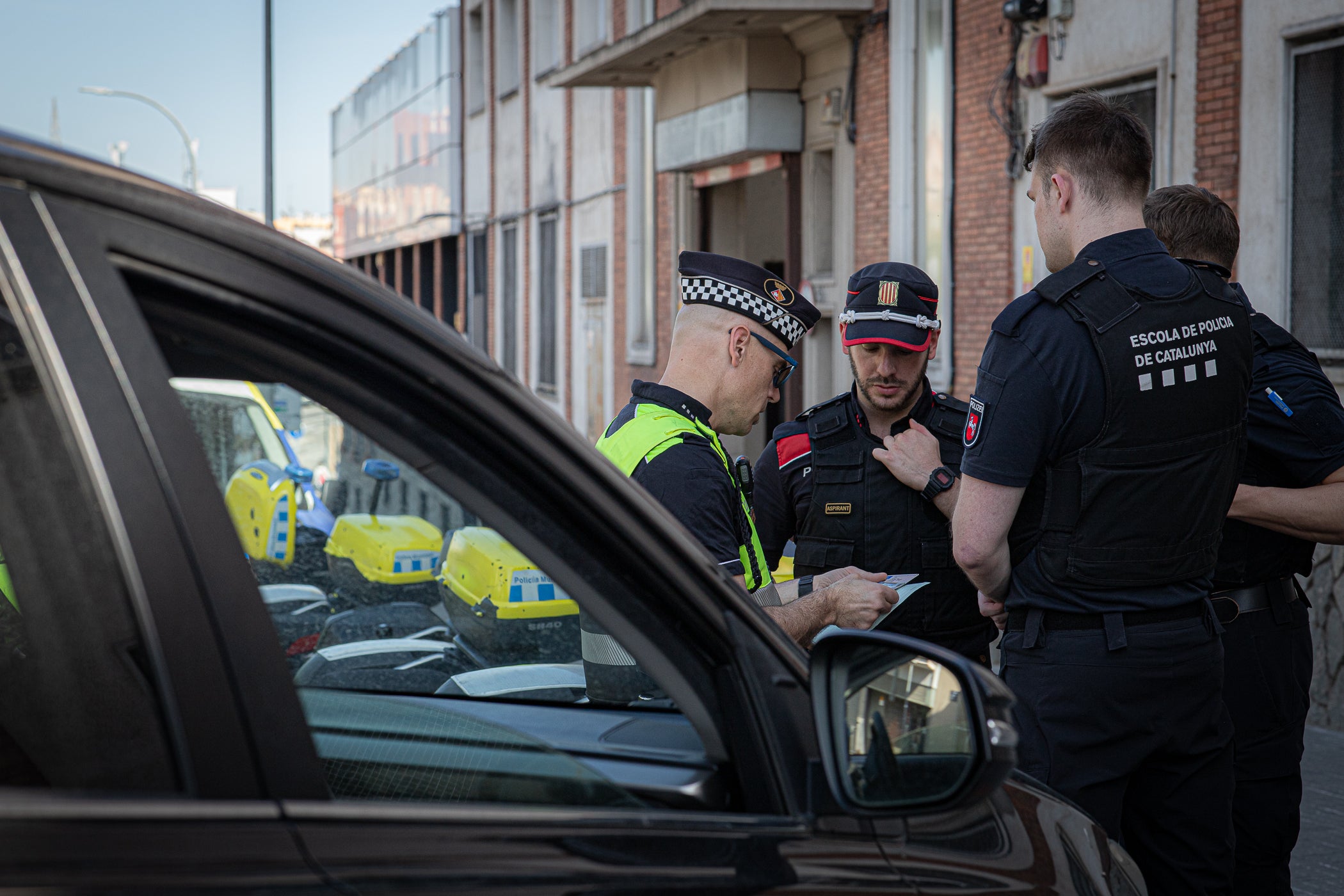 Aquesta setmana, els agents de trànsit de la Policia Municipal de Terrassa han servit com a formació per a quinze estudiants en pràctiques dels lands alemanys de la Baixa Saxònia (Hannover) i Mecklenburg-Pomerània Occidental (Schwering-Rostock). 'Se'ls explica la ciutat, l'organització i model policial i se'ls convida a participar en un control policial en l'àmbit viari', ens va explicar la inspectora terrassenca Jennifer Mercadé, referint-se a aquest control davant de la seu de l'avinguda de les Glòries Catalanes amb la carretera de Montcada. 'Visitem diferents serveis dels Mossos d'Esquadra, els centrals i alguna comissaria local, com la de Sabadell, i seleccionem serveis policials que entenem que són de qualitat, d'excel·lència, com en aquest cas la Policia Municipal de Terrassa', ens va ressaltar, per la seva part, l'intendent i coordinador d'aquesta mena d'Erasmus policial d'una setmana, Emili Martínez. 'Els estudis de policia dels lands alemanys són universitaris de tres anys i, entremig, intercalen pràctiques', va precisar l'intendent sobre la diferència amb el curs de nou mesos i l'any de pràctiques a Catalunya, i on hi ha 230 policies locals quan a Alemanya només existeix la federal i les setze dels lands. Aquests intercanvis s'estenen amb les policies de Lituània, Bèlgica i les prefectures franceses de Nimes i Tolosa de Llenguadoc, en ambdós sentits. Al maig, hi ha una nova tongada d'agents aprenents a Terrassa d'alguns d'aquests territoris europeus | Javi González