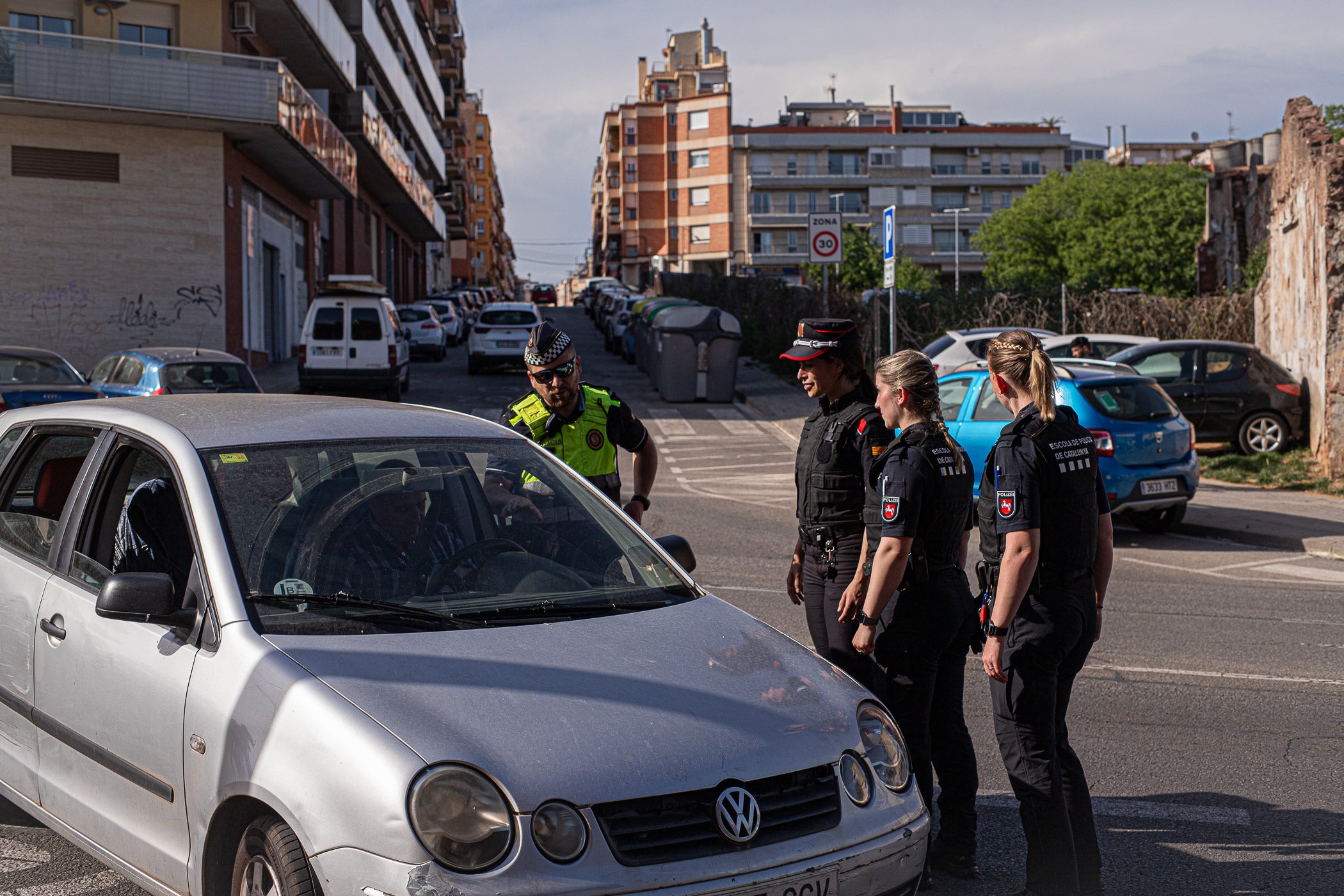 Aquesta setmana, els agents de trànsit de la Policia Municipal de Terrassa han servit com a formació per a quinze estudiants en pràctiques dels lands alemanys de la Baixa Saxònia (Hannover) i Mecklenburg-Pomerània Occidental (Schwering-Rostock). 'Se'ls explica la ciutat, l'organització i model policial i se'ls convida a participar en un control policial en l'àmbit viari', ens va explicar la inspectora terrassenca Jennifer Mercadé, referint-se a aquest control davant de la seu de l'avinguda de les Glòries Catalanes amb la carretera de Montcada. 'Visitem diferents serveis dels Mossos d'Esquadra, els centrals i alguna comissaria local, com la de Sabadell, i seleccionem serveis policials que entenem que són de qualitat, d'excel·lència, com en aquest cas la Policia Municipal de Terrassa', ens va ressaltar, per la seva part, l'intendent i coordinador d'aquesta mena d'Erasmus policial d'una setmana, Emili Martínez. 'Els estudis de policia dels lands alemanys són universitaris de tres anys i, entremig, intercalen pràctiques', va precisar l'intendent sobre la diferència amb el curs de nou mesos i l'any de pràctiques a Catalunya, i on hi ha 230 policies locals quan a Alemanya només existeix la federal i les setze dels lands. Aquests intercanvis s'estenen amb les policies de Lituània, Bèlgica i les prefectures franceses de Nimes i Tolosa de Llenguadoc, en ambdós sentits. Al maig, hi ha una nova tongada d'agents aprenents a Terrassa d'alguns d'aquests territoris europeus | Javi González