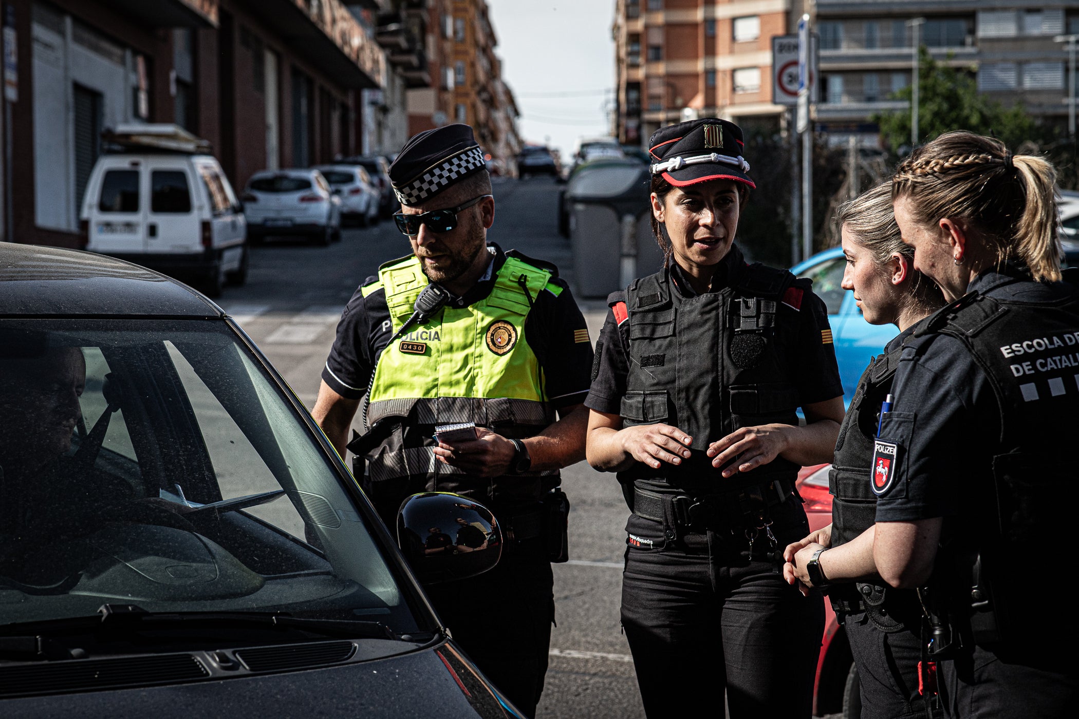 Aquesta setmana, els agents de trànsit de la Policia Municipal de Terrassa han servit com a formació per a quinze estudiants en pràctiques dels lands alemanys de la Baixa Saxònia (Hannover) i Mecklenburg-Pomerània Occidental (Schwering-Rostock). 'Se'ls explica la ciutat, l'organització i model policial i se'ls convida a participar en un control policial en l'àmbit viari', ens va explicar la inspectora terrassenca Jennifer Mercadé, referint-se a aquest control davant de la seu de l'avinguda de les Glòries Catalanes amb la carretera de Montcada. 'Visitem diferents serveis dels Mossos d'Esquadra, els centrals i alguna comissaria local, com la de Sabadell, i seleccionem serveis policials que entenem que són de qualitat, d'excel·lència, com en aquest cas la Policia Municipal de Terrassa', ens va ressaltar, per la seva part, l'intendent i coordinador d'aquesta mena d'Erasmus policial d'una setmana, Emili Martínez. 'Els estudis de policia dels lands alemanys són universitaris de tres anys i, entremig, intercalen pràctiques', va precisar l'intendent sobre la diferència amb el curs de nou mesos i l'any de pràctiques a Catalunya, i on hi ha 230 policies locals quan a Alemanya només existeix la federal i les setze dels lands. Aquests intercanvis s'estenen amb les policies de Lituània, Bèlgica i les prefectures franceses de Nimes i Tolosa de Llenguadoc, en ambdós sentits. Al maig, hi ha una nova tongada d'agents aprenents a Terrassa d'alguns d'aquests territoris europeus | Javi González