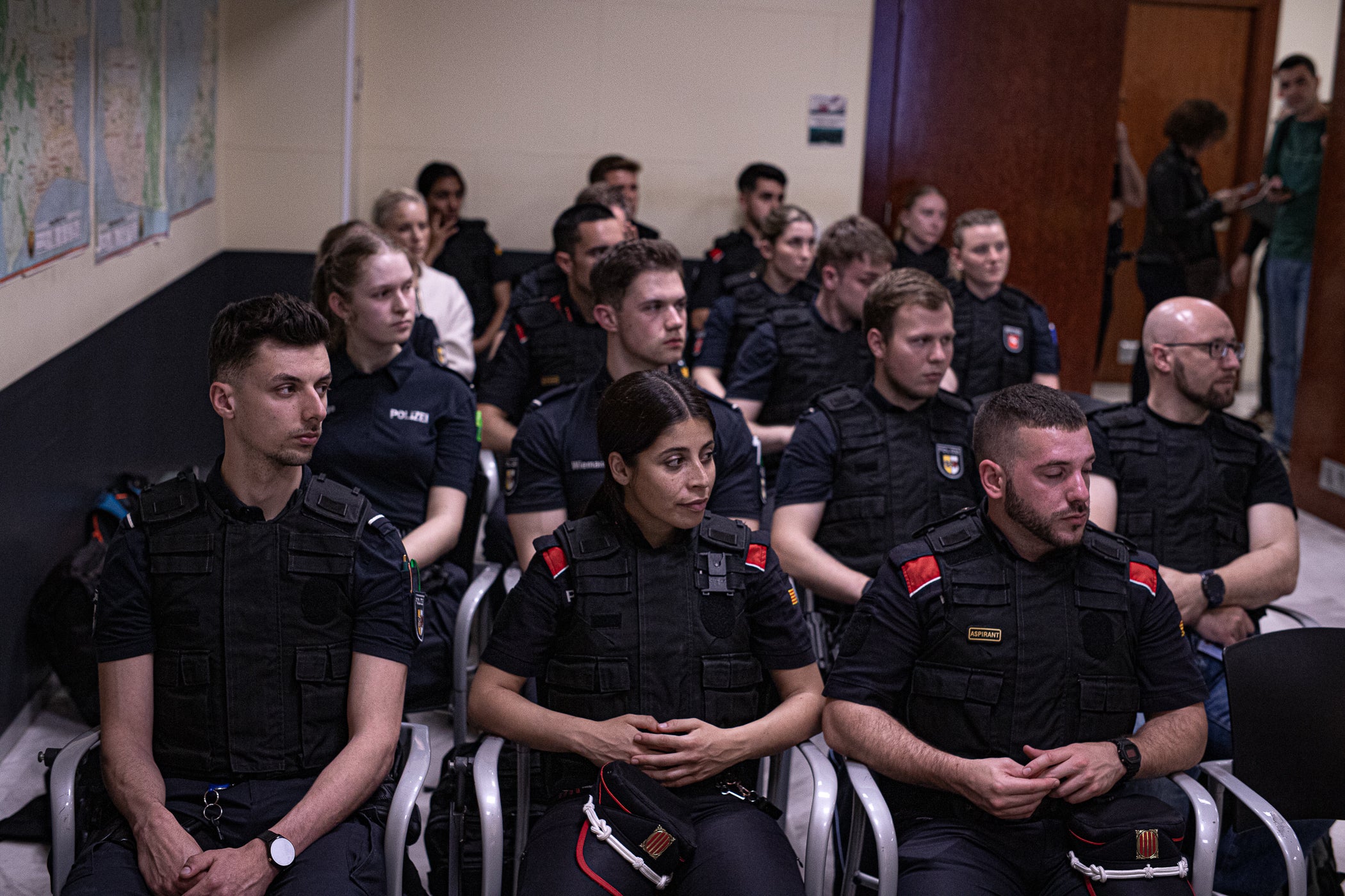 Aquesta setmana, els agents de trànsit de la Policia Municipal de Terrassa han servit com a formació per a quinze estudiants en pràctiques dels lands alemanys de la Baixa Saxònia (Hannover) i Mecklenburg-Pomerània Occidental (Schwering-Rostock). 'Se'ls explica la ciutat, l'organització i model policial i se'ls convida a participar en un control policial en l'àmbit viari', ens va explicar la inspectora terrassenca Jennifer Mercadé, referint-se a aquest control davant de la seu de l'avinguda de les Glòries Catalanes amb la carretera de Montcada. 'Visitem diferents serveis dels Mossos d'Esquadra, els centrals i alguna comissaria local, com la de Sabadell, i seleccionem serveis policials que entenem que són de qualitat, d'excel·lència, com en aquest cas la Policia Municipal de Terrassa', ens va ressaltar, per la seva part, l'intendent i coordinador d'aquesta mena d'Erasmus policial d'una setmana, Emili Martínez. 'Els estudis de policia dels lands alemanys són universitaris de tres anys i, entremig, intercalen pràctiques', va precisar l'intendent sobre la diferència amb el curs de nou mesos i l'any de pràctiques a Catalunya, i on hi ha 230 policies locals quan a Alemanya només existeix la federal i les setze dels lands. Aquests intercanvis s'estenen amb les policies de Lituània, Bèlgica i les prefectures franceses de Nimes i Tolosa de Llenguadoc, en ambdós sentits. Al maig, hi ha una nova tongada d'agents aprenents a Terrassa d'alguns d'aquests territoris europeus | Javi González