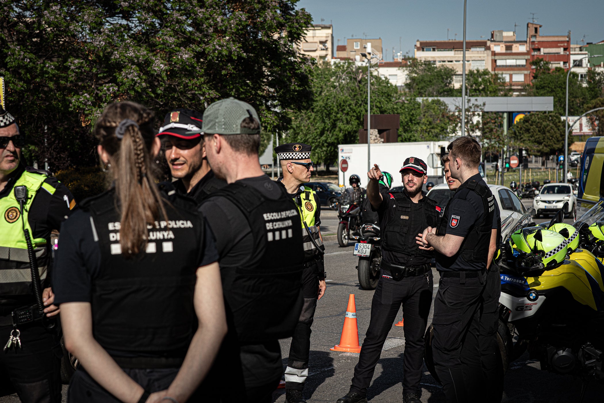 Aquesta setmana, els agents de trànsit de la Policia Municipal de Terrassa han servit com a formació per a quinze estudiants en pràctiques dels lands alemanys de la Baixa Saxònia (Hannover) i Mecklenburg-Pomerània Occidental (Schwering-Rostock). 'Se'ls explica la ciutat, l'organització i model policial i se'ls convida a participar en un control policial en l'àmbit viari', ens va explicar la inspectora terrassenca Jennifer Mercadé, referint-se a aquest control davant de la seu de l'avinguda de les Glòries Catalanes amb la carretera de Montcada. 'Visitem diferents serveis dels Mossos d'Esquadra, els centrals i alguna comissaria local, com la de Sabadell, i seleccionem serveis policials que entenem que són de qualitat, d'excel·lència, com en aquest cas la Policia Municipal de Terrassa', ens va ressaltar, per la seva part, l'intendent i coordinador d'aquesta mena d'Erasmus policial d'una setmana, Emili Martínez. 'Els estudis de policia dels lands alemanys són universitaris de tres anys i, entremig, intercalen pràctiques', va precisar l'intendent sobre la diferència amb el curs de nou mesos i l'any de pràctiques a Catalunya, i on hi ha 230 policies locals quan a Alemanya només existeix la federal i les setze dels lands. Aquests intercanvis s'estenen amb les policies de Lituània, Bèlgica i les prefectures franceses de Nimes i Tolosa de Llenguadoc, en ambdós sentits. Al maig, hi ha una nova tongada d'agents aprenents a Terrassa d'alguns d'aquests territoris europeus | Javi González