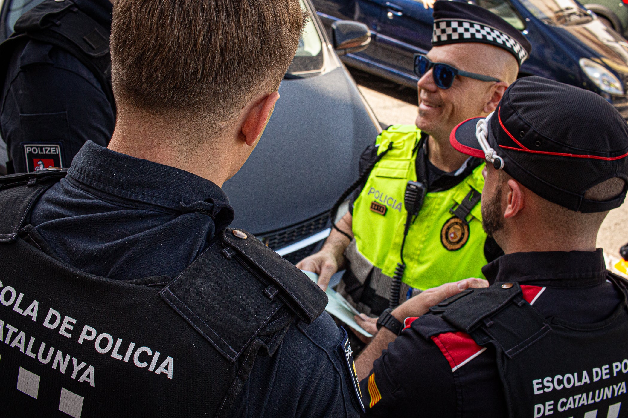 Aquesta setmana, els agents de trànsit de la Policia Municipal de Terrassa han servit com a formació per a quinze estudiants en pràctiques dels lands alemanys de la Baixa Saxònia (Hannover) i Mecklenburg-Pomerània Occidental (Schwering-Rostock). 'Se'ls explica la ciutat, l'organització i model policial i se'ls convida a participar en un control policial en l'àmbit viari', ens va explicar la inspectora terrassenca Jennifer Mercadé, referint-se a aquest control davant de la seu de l'avinguda de les Glòries Catalanes amb la carretera de Montcada. 'Visitem diferents serveis dels Mossos d'Esquadra, els centrals i alguna comissaria local, com la de Sabadell, i seleccionem serveis policials que entenem que són de qualitat, d'excel·lència, com en aquest cas la Policia Municipal de Terrassa', ens va ressaltar, per la seva part, l'intendent i coordinador d'aquesta mena d'Erasmus policial d'una setmana, Emili Martínez. 'Els estudis de policia dels lands alemanys són universitaris de tres anys i, entremig, intercalen pràctiques', va precisar l'intendent sobre la diferència amb el curs de nou mesos i l'any de pràctiques a Catalunya, i on hi ha 230 policies locals quan a Alemanya només existeix la federal i les setze dels lands. Aquests intercanvis s'estenen amb les policies de Lituània, Bèlgica i les prefectures franceses de Nimes i Tolosa de Llenguadoc, en ambdós sentits. Al maig, hi ha una nova tongada d'agents aprenents a Terrassa d'alguns d'aquests territoris europeus | Javi González