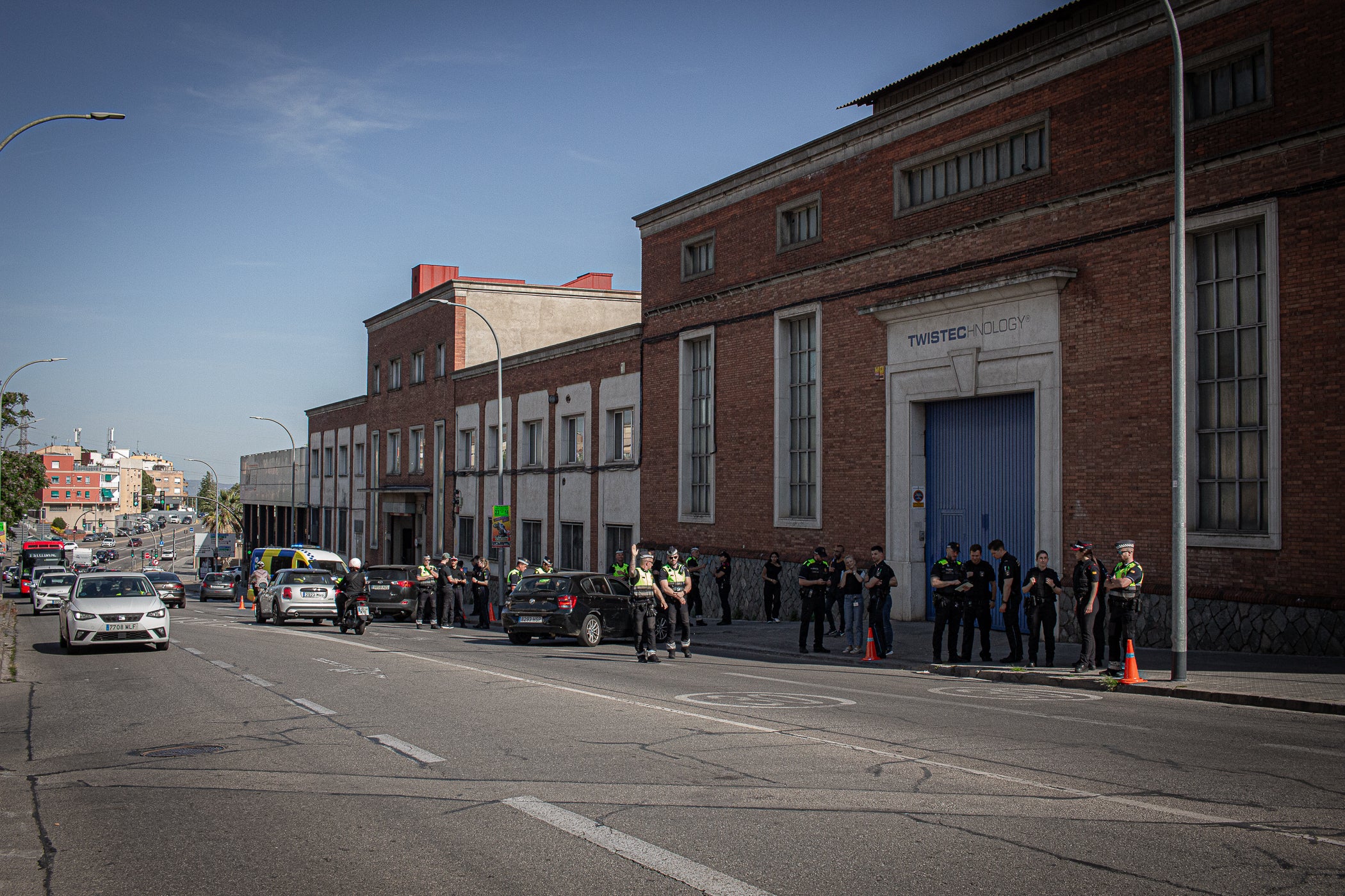 Aquesta setmana, els agents de trànsit de la Policia Municipal de Terrassa han servit com a formació per a quinze estudiants en pràctiques dels lands alemanys de la Baixa Saxònia (Hannover) i Mecklenburg-Pomerània Occidental (Schwering-Rostock). 'Se'ls explica la ciutat, l'organització i model policial i se'ls convida a participar en un control policial en l'àmbit viari', ens va explicar la inspectora terrassenca Jennifer Mercadé, referint-se a aquest control davant de la seu de l'avinguda de les Glòries Catalanes amb la carretera de Montcada. 'Visitem diferents serveis dels Mossos d'Esquadra, els centrals i alguna comissaria local, com la de Sabadell, i seleccionem serveis policials que entenem que són de qualitat, d'excel·lència, com en aquest cas la Policia Municipal de Terrassa', ens va ressaltar, per la seva part, l'intendent i coordinador d'aquesta mena d'Erasmus policial d'una setmana, Emili Martínez. 'Els estudis de policia dels lands alemanys són universitaris de tres anys i, entremig, intercalen pràctiques', va precisar l'intendent sobre la diferència amb el curs de nou mesos i l'any de pràctiques a Catalunya, i on hi ha 230 policies locals quan a Alemanya només existeix la federal i les setze dels lands. Aquests intercanvis s'estenen amb les policies de Lituània, Bèlgica i les prefectures franceses de Nimes i Tolosa de Llenguadoc, en ambdós sentits. Al maig, hi ha una nova tongada d'agents aprenents a Terrassa d'alguns d'aquests territoris europeus | Javi González