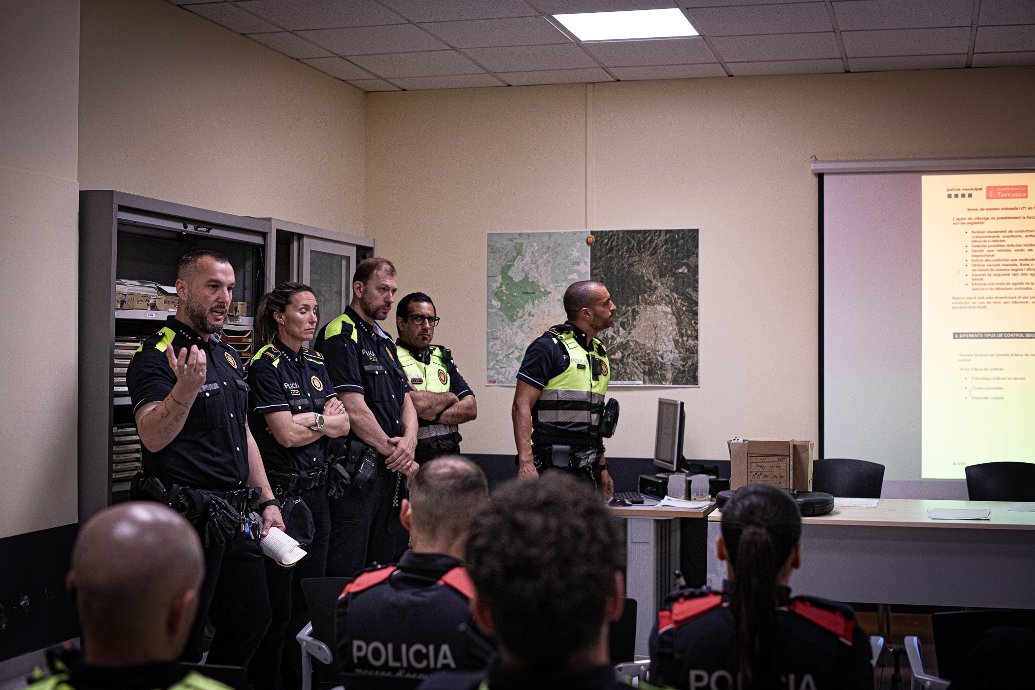 Aquesta setmana, els agents de trànsit de la Policia Municipal de Terrassa han servit com a formació per a quinze estudiants en pràctiques dels lands alemanys de la Baixa Saxònia (Hannover) i Mecklenburg-Pomerània Occidental (Schwering-Rostock). 'Se'ls explica la ciutat, l'organització i model policial i se'ls convida a participar en un control policial en l'àmbit viari', ens va explicar la inspectora terrassenca Jennifer Mercadé, referint-se a aquest control davant de la seu de l'avinguda de les Glòries Catalanes amb la carretera de Montcada. 'Visitem diferents serveis dels Mossos d'Esquadra, els centrals i alguna comissaria local, com la de Sabadell, i seleccionem serveis policials que entenem que són de qualitat, d'excel·lència, com en aquest cas la Policia Municipal de Terrassa', ens va ressaltar, per la seva part, l'intendent i coordinador d'aquesta mena d'Erasmus policial d'una setmana, Emili Martínez. 'Els estudis de policia dels lands alemanys són universitaris de tres anys i, entremig, intercalen pràctiques', va precisar l'intendent sobre la diferència amb el curs de nou mesos i l'any de pràctiques a Catalunya, i on hi ha 230 policies locals quan a Alemanya només existeix la federal i les setze dels lands. Aquests intercanvis s'estenen amb les policies de Lituània, Bèlgica i les prefectures franceses de Nimes i Tolosa de Llenguadoc, en ambdós sentits. Al maig, hi ha una nova tongada d'agents aprenents a Terrassa d'alguns d'aquests territoris europeus | Javi González