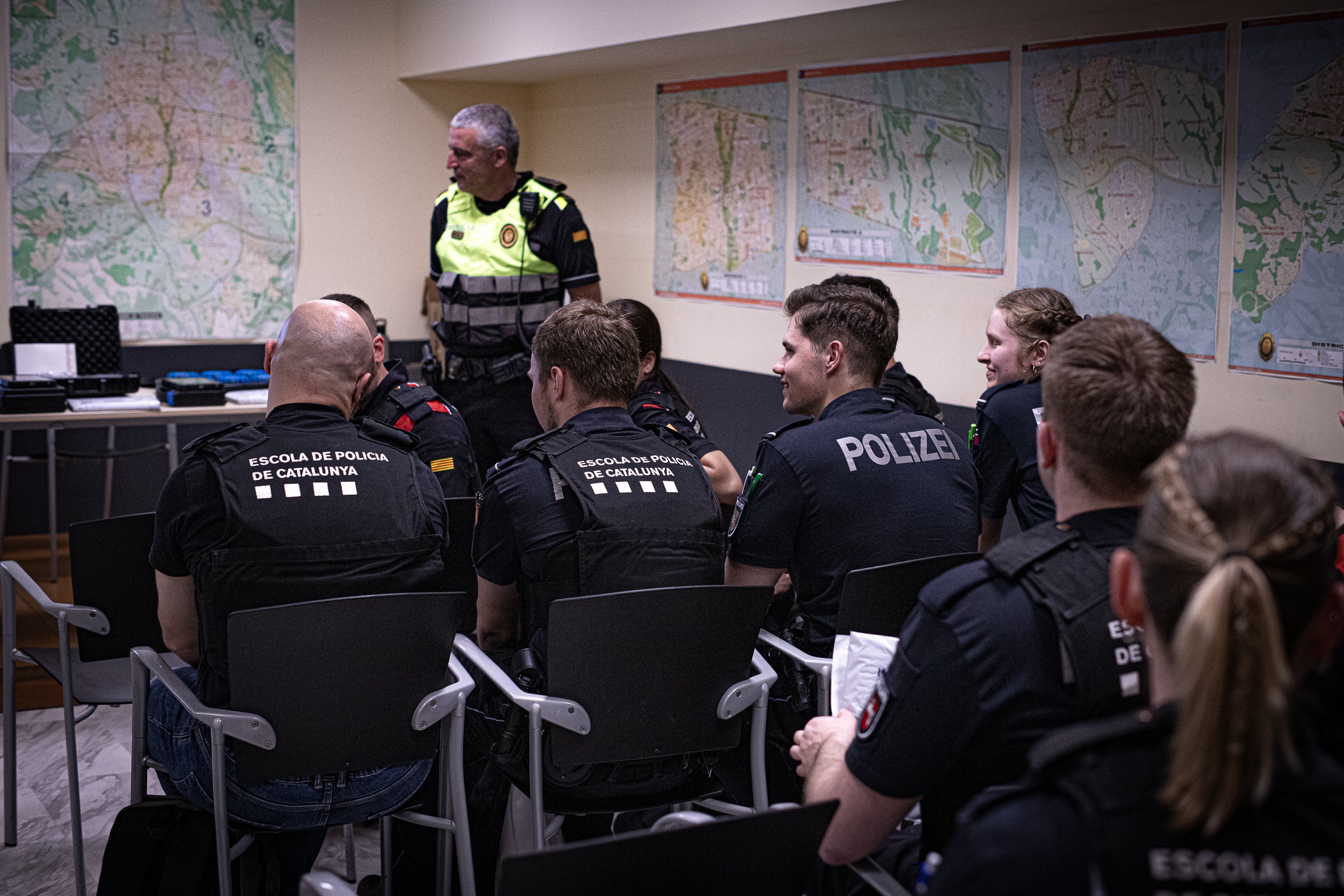 Aquesta setmana, els agents de trànsit de la Policia Municipal de Terrassa han servit com a formació per a quinze estudiants en pràctiques dels lands alemanys de la Baixa Saxònia (Hannover) i Mecklenburg-Pomerània Occidental (Schwering-Rostock). 'Se'ls explica la ciutat, l'organització i model policial i se'ls convida a participar en un control policial en l'àmbit viari', ens va explicar la inspectora terrassenca Jennifer Mercadé, referint-se a aquest control davant de la seu de l'avinguda de les Glòries Catalanes amb la carretera de Montcada. 'Visitem diferents serveis dels Mossos d'Esquadra, els centrals i alguna comissaria local, com la de Sabadell, i seleccionem serveis policials que entenem que són de qualitat, d'excel·lència, com en aquest cas la Policia Municipal de Terrassa', ens va ressaltar, per la seva part, l'intendent i coordinador d'aquesta mena d'Erasmus policial d'una setmana, Emili Martínez. 'Els estudis de policia dels lands alemanys són universitaris de tres anys i, entremig, intercalen pràctiques', va precisar l'intendent sobre la diferència amb el curs de nou mesos i l'any de pràctiques a Catalunya, i on hi ha 230 policies locals quan a Alemanya només existeix la federal i les setze dels lands. Aquests intercanvis s'estenen amb les policies de Lituània, Bèlgica i les prefectures franceses de Nimes i Tolosa de Llenguadoc, en ambdós sentits. Al maig, hi ha una nova tongada d'agents aprenents a Terrassa d'alguns d'aquests territoris europeus | Javi González