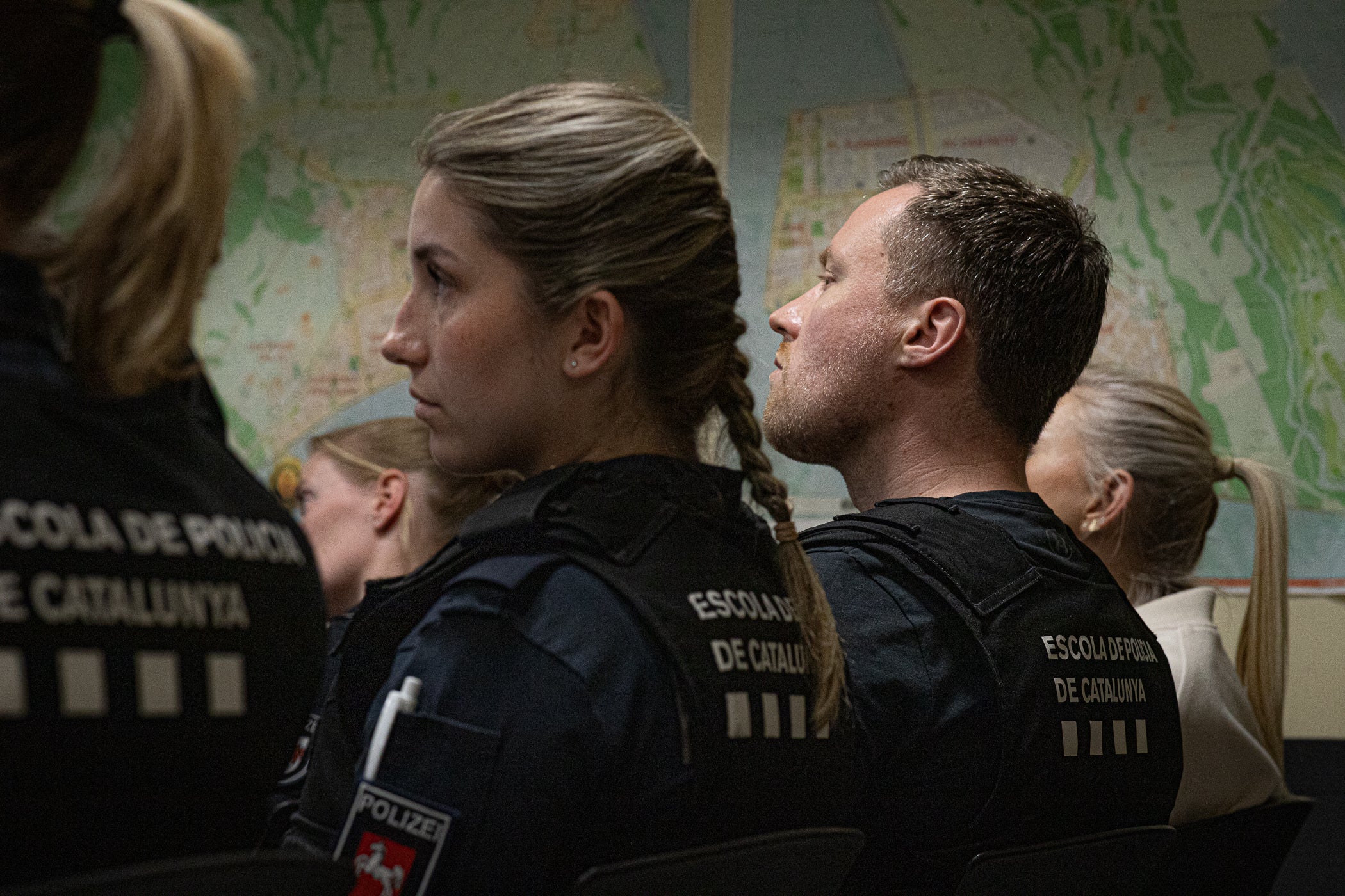 Aquesta setmana, els agents de trànsit de la Policia Municipal de Terrassa han servit com a formació per a quinze estudiants en pràctiques dels lands alemanys de la Baixa Saxònia (Hannover) i Mecklenburg-Pomerània Occidental (Schwering-Rostock). 'Se'ls explica la ciutat, l'organització i model policial i se'ls convida a participar en un control policial en l'àmbit viari', ens va explicar la inspectora terrassenca Jennifer Mercadé, referint-se a aquest control davant de la seu de l'avinguda de les Glòries Catalanes amb la carretera de Montcada. 'Visitem diferents serveis dels Mossos d'Esquadra, els centrals i alguna comissaria local, com la de Sabadell, i seleccionem serveis policials que entenem que són de qualitat, d'excel·lència, com en aquest cas la Policia Municipal de Terrassa', ens va ressaltar, per la seva part, l'intendent i coordinador d'aquesta mena d'Erasmus policial d'una setmana, Emili Martínez. 'Els estudis de policia dels lands alemanys són universitaris de tres anys i, entremig, intercalen pràctiques', va precisar l'intendent sobre la diferència amb el curs de nou mesos i l'any de pràctiques a Catalunya, i on hi ha 230 policies locals quan a Alemanya només existeix la federal i les setze dels lands. Aquests intercanvis s'estenen amb les policies de Lituània, Bèlgica i les prefectures franceses de Nimes i Tolosa de Llenguadoc, en ambdós sentits. Al maig, hi ha una nova tongada d'agents aprenents a Terrassa d'alguns d'aquests territoris europeus | Javi González