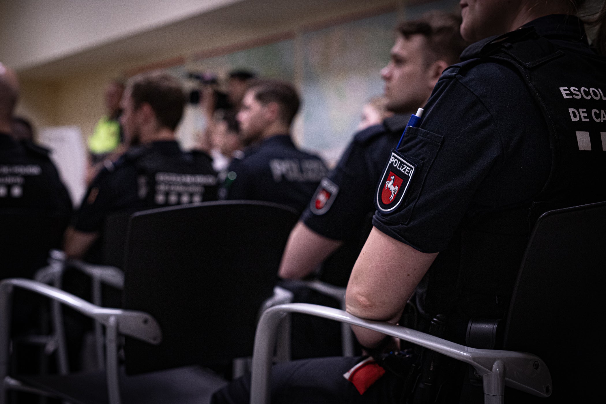 Aquesta setmana, els agents de trànsit de la Policia Municipal de Terrassa han servit com a formació per a quinze estudiants en pràctiques dels lands alemanys de la Baixa Saxònia (Hannover) i Mecklenburg-Pomerània Occidental (Schwering-Rostock). 'Se'ls explica la ciutat, l'organització i model policial i se'ls convida a participar en un control policial en l'àmbit viari', ens va explicar la inspectora terrassenca Jennifer Mercadé, referint-se a aquest control davant de la seu de l'avinguda de les Glòries Catalanes amb la carretera de Montcada. 'Visitem diferents serveis dels Mossos d'Esquadra, els centrals i alguna comissaria local, com la de Sabadell, i seleccionem serveis policials que entenem que són de qualitat, d'excel·lència, com en aquest cas la Policia Municipal de Terrassa', ens va ressaltar, per la seva part, l'intendent i coordinador d'aquesta mena d'Erasmus policial d'una setmana, Emili Martínez. 'Els estudis de policia dels lands alemanys són universitaris de tres anys i, entremig, intercalen pràctiques', va precisar l'intendent sobre la diferència amb el curs de nou mesos i l'any de pràctiques a Catalunya, i on hi ha 230 policies locals quan a Alemanya només existeix la federal i les setze dels lands. Aquests intercanvis s'estenen amb les policies de Lituània, Bèlgica i les prefectures franceses de Nimes i Tolosa de Llenguadoc, en ambdós sentits. Al maig, hi ha una nova tongada d'agents aprenents a Terrassa d'alguns d'aquests territoris europeus | Javi González