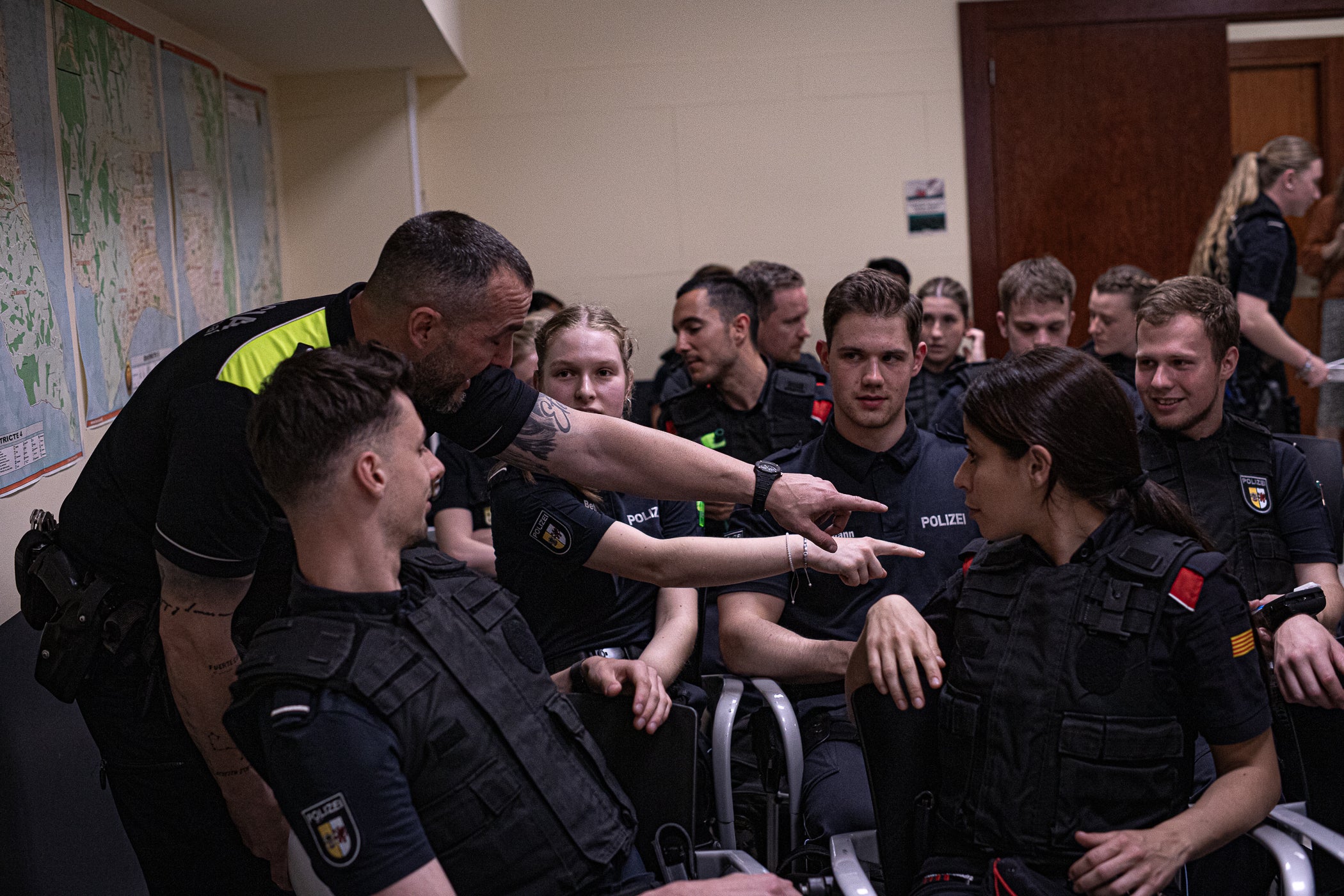 Aquesta setmana, els agents de trànsit de la Policia Municipal de Terrassa han servit com a formació per a quinze estudiants en pràctiques dels lands alemanys de la Baixa Saxònia (Hannover) i Mecklenburg-Pomerània Occidental (Schwering-Rostock). 'Se'ls explica la ciutat, l'organització i model policial i se'ls convida a participar en un control policial en l'àmbit viari', ens va explicar la inspectora terrassenca Jennifer Mercadé, referint-se a aquest control davant de la seu de l'avinguda de les Glòries Catalanes amb la carretera de Montcada. 'Visitem diferents serveis dels Mossos d'Esquadra, els centrals i alguna comissaria local, com la de Sabadell, i seleccionem serveis policials que entenem que són de qualitat, d'excel·lència, com en aquest cas la Policia Municipal de Terrassa', ens va ressaltar, per la seva part, l'intendent i coordinador d'aquesta mena d'Erasmus policial d'una setmana, Emili Martínez. 'Els estudis de policia dels lands alemanys són universitaris de tres anys i, entremig, intercalen pràctiques', va precisar l'intendent sobre la diferència amb el curs de nou mesos i l'any de pràctiques a Catalunya, i on hi ha 230 policies locals quan a Alemanya només existeix la federal i les setze dels lands. Aquests intercanvis s'estenen amb les policies de Lituània, Bèlgica i les prefectures franceses de Nimes i Tolosa de Llenguadoc, en ambdós sentits. Al maig, hi ha una nova tongada d'agents aprenents a Terrassa d'alguns d'aquests territoris europeus | Javi González