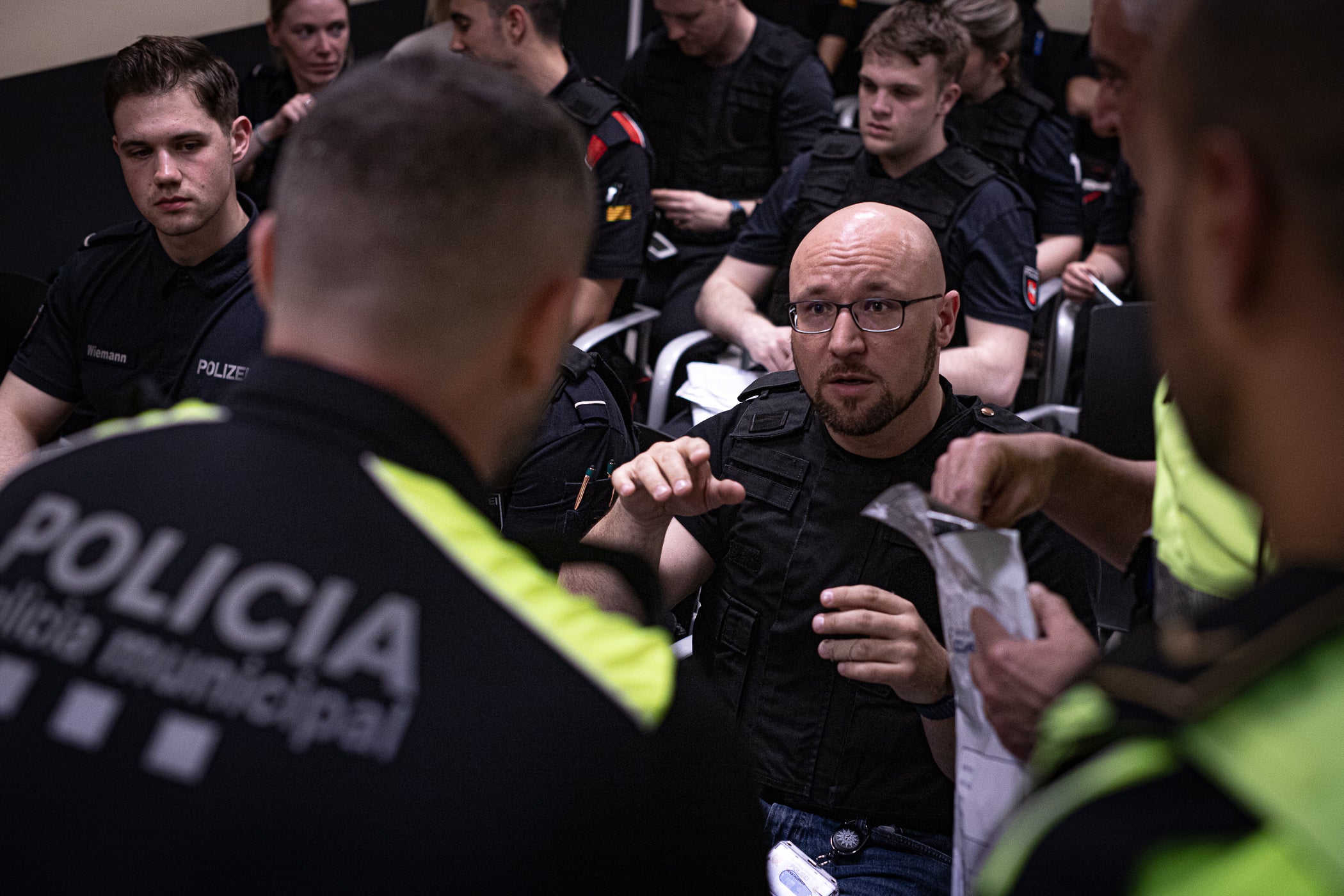 Aquesta setmana, els agents de trànsit de la Policia Municipal de Terrassa han servit com a formació per a quinze estudiants en pràctiques dels lands alemanys de la Baixa Saxònia (Hannover) i Mecklenburg-Pomerània Occidental (Schwering-Rostock). 'Se'ls explica la ciutat, l'organització i model policial i se'ls convida a participar en un control policial en l'àmbit viari', ens va explicar la inspectora terrassenca Jennifer Mercadé, referint-se a aquest control davant de la seu de l'avinguda de les Glòries Catalanes amb la carretera de Montcada. 'Visitem diferents serveis dels Mossos d'Esquadra, els centrals i alguna comissaria local, com la de Sabadell, i seleccionem serveis policials que entenem que són de qualitat, d'excel·lència, com en aquest cas la Policia Municipal de Terrassa', ens va ressaltar, per la seva part, l'intendent i coordinador d'aquesta mena d'Erasmus policial d'una setmana, Emili Martínez. 'Els estudis de policia dels lands alemanys són universitaris de tres anys i, entremig, intercalen pràctiques', va precisar l'intendent sobre la diferència amb el curs de nou mesos i l'any de pràctiques a Catalunya, i on hi ha 230 policies locals quan a Alemanya només existeix la federal i les setze dels lands. Aquests intercanvis s'estenen amb les policies de Lituània, Bèlgica i les prefectures franceses de Nimes i Tolosa de Llenguadoc, en ambdós sentits. Al maig, hi ha una nova tongada d'agents aprenents a Terrassa d'alguns d'aquests territoris europeus | Javi González