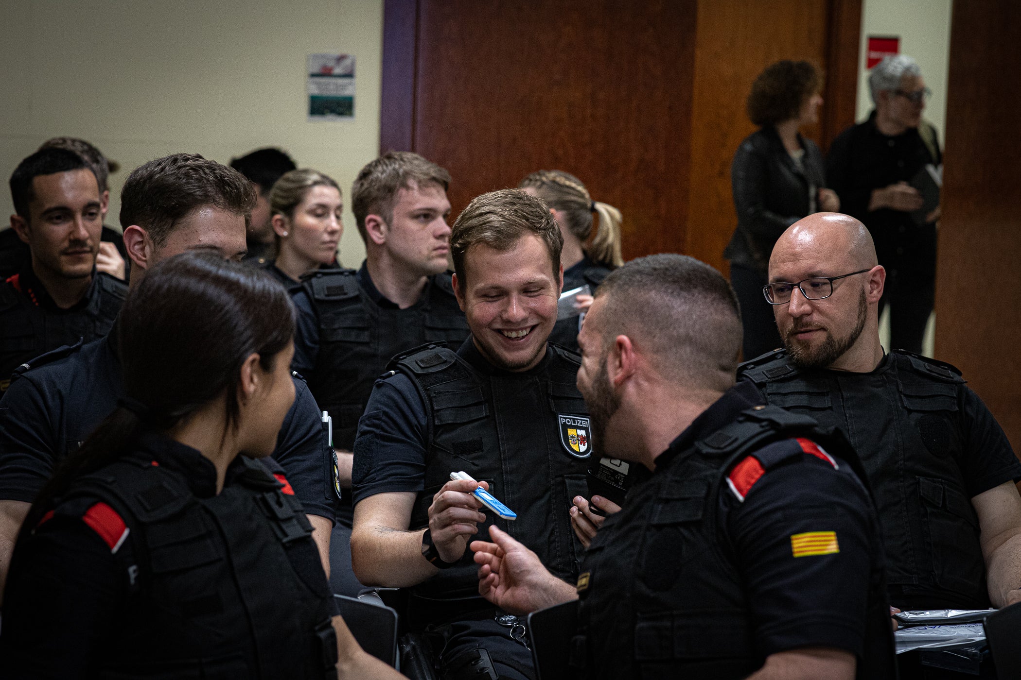 Aquesta setmana, els agents de trànsit de la Policia Municipal de Terrassa han servit com a formació per a quinze estudiants en pràctiques dels lands alemanys de la Baixa Saxònia (Hannover) i Mecklenburg-Pomerània Occidental (Schwering-Rostock). 'Se'ls explica la ciutat, l'organització i model policial i se'ls convida a participar en un control policial en l'àmbit viari', ens va explicar la inspectora terrassenca Jennifer Mercadé, referint-se a aquest control davant de la seu de l'avinguda de les Glòries Catalanes amb la carretera de Montcada. 'Visitem diferents serveis dels Mossos d'Esquadra, els centrals i alguna comissaria local, com la de Sabadell, i seleccionem serveis policials que entenem que són de qualitat, d'excel·lència, com en aquest cas la Policia Municipal de Terrassa', ens va ressaltar, per la seva part, l'intendent i coordinador d'aquesta mena d'Erasmus policial d'una setmana, Emili Martínez. 'Els estudis de policia dels lands alemanys són universitaris de tres anys i, entremig, intercalen pràctiques', va precisar l'intendent sobre la diferència amb el curs de nou mesos i l'any de pràctiques a Catalunya, i on hi ha 230 policies locals quan a Alemanya només existeix la federal i les setze dels lands. Aquests intercanvis s'estenen amb les policies de Lituània, Bèlgica i les prefectures franceses de Nimes i Tolosa de Llenguadoc, en ambdós sentits. Al maig, hi ha una nova tongada d'agents aprenents a Terrassa d'alguns d'aquests territoris europeus | Javi González