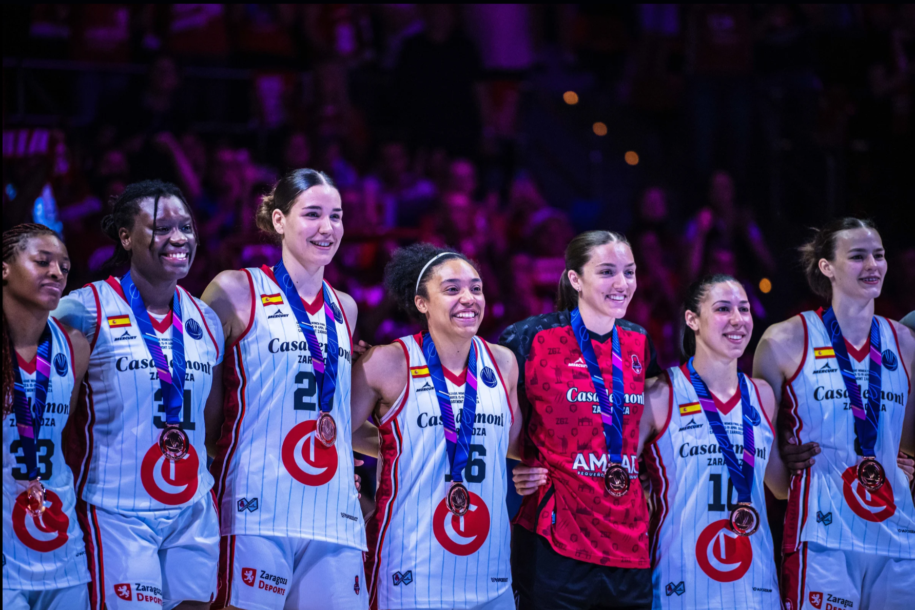 Helena Oma (la quarta) amb el Casademont Zaragoza i la medalla de bronze a l'Eurolliga Women | Casademont Zaragoza