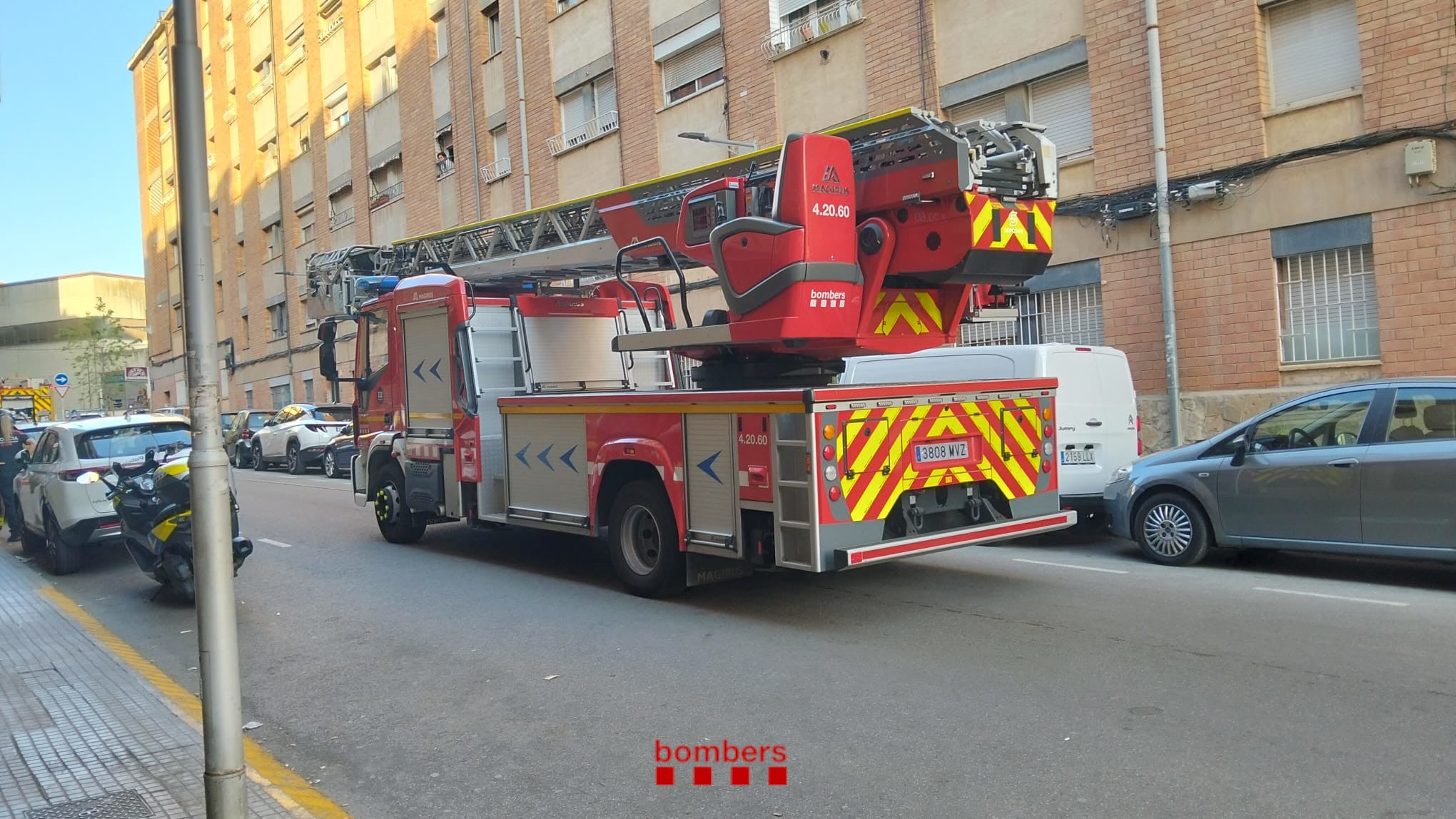 Un incendi crema la cuina d'un pis del carrer de la Hispanitat de Terrassa | Bombers