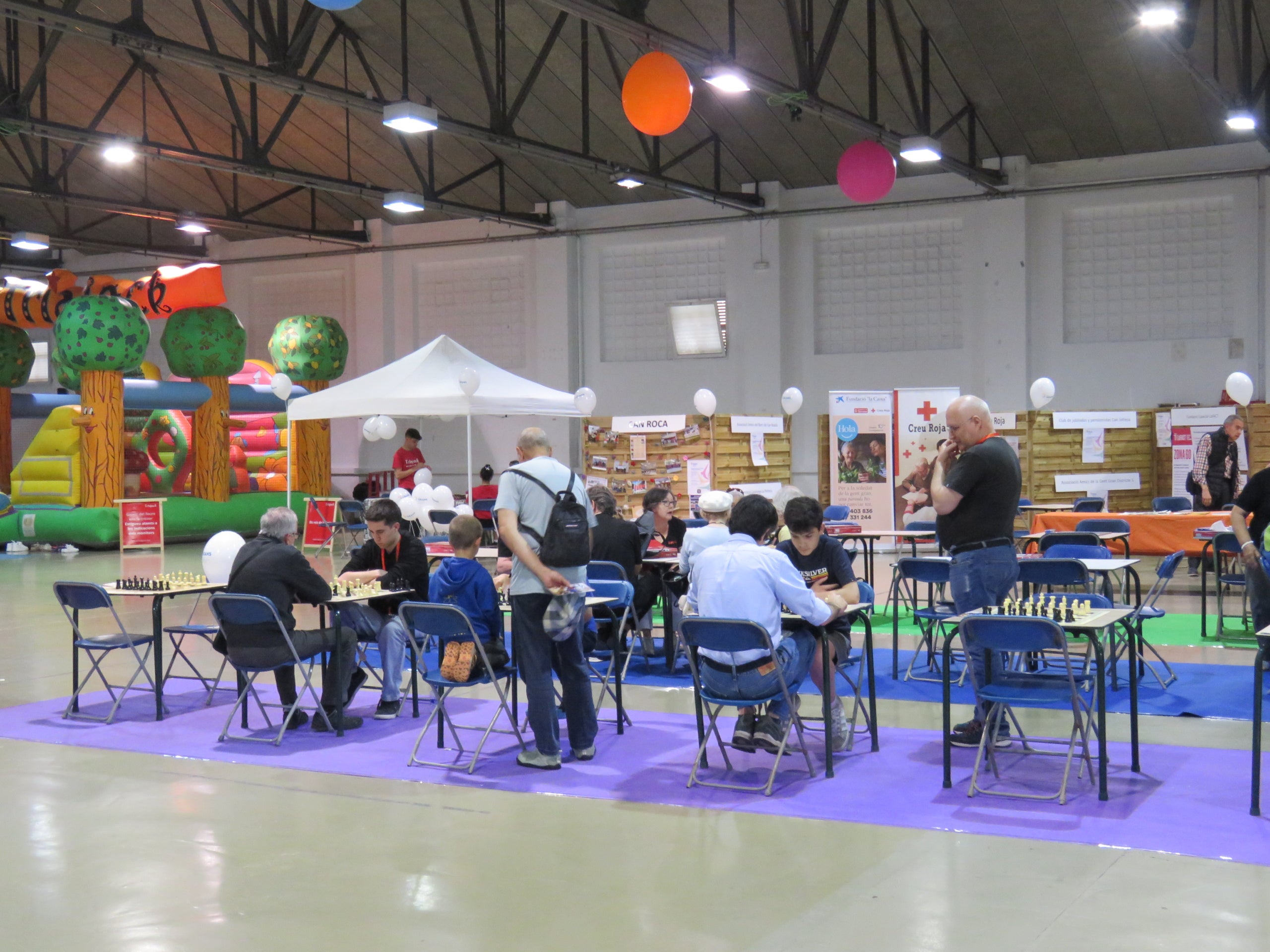 Aquest cap de setmana, 25 i 26 d'abril, el Recinte Firal de Terrassa acull la Fira Som Gran, una jornada organitzada per la Federació d'Associacions i Centres de Gent Gran de Terrassa i que vol esdevenir un espai de trobada, convivència i reconeixement per a les persones grans de la ciutat. Durant aquests dos dies, es pot gaudir d'una gran programació d'activitats; entre exposicions, balls, jocs de taula, gastronomia i exhibicions | Oriol Manrique