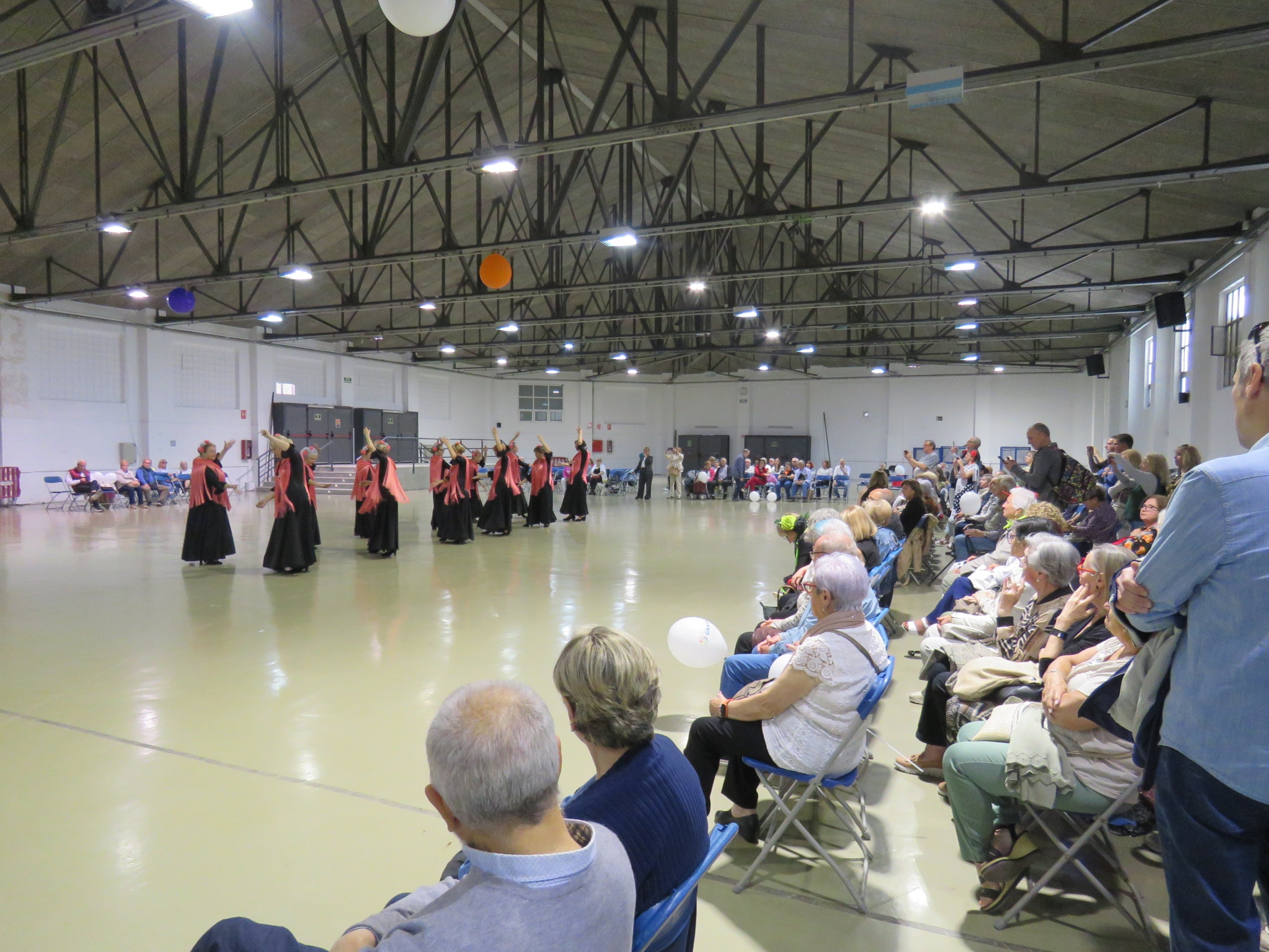 Aquest cap de setmana, 25 i 26 d'abril, el Recinte Firal de Terrassa acull la Fira Som Gran, una jornada organitzada per la Federació d'Associacions i Centres de Gent Gran de Terrassa i que vol esdevenir un espai de trobada, convivència i reconeixement per a les persones grans de la ciutat. Durant aquests dos dies, es pot gaudir d'una gran programació d'activitats; entre exposicions, balls, jocs de taula, gastronomia i exhibicions | Oriol Manrique