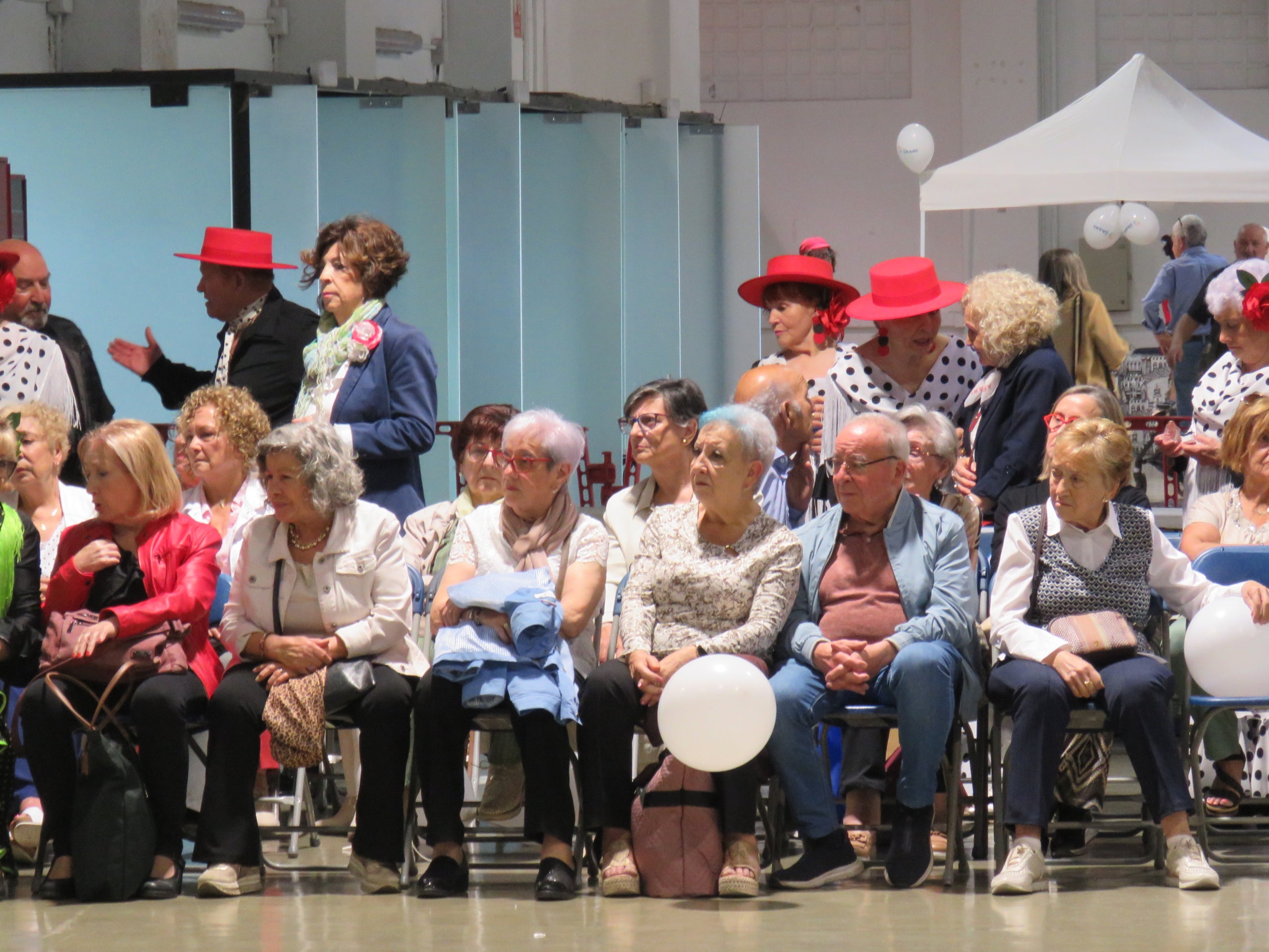 Aquest cap de setmana, 25 i 26 d'abril, el Recinte Firal de Terrassa acull la Fira Som Gran, una jornada organitzada per la Federació d'Associacions i Centres de Gent Gran de Terrassa i que vol esdevenir un espai de trobada, convivència i reconeixement per a les persones grans de la ciutat. Durant aquests dos dies, es pot gaudir d'una gran programació d'activitats; entre exposicions, balls, jocs de taula, gastronomia i exhibicions | Oriol Manrique