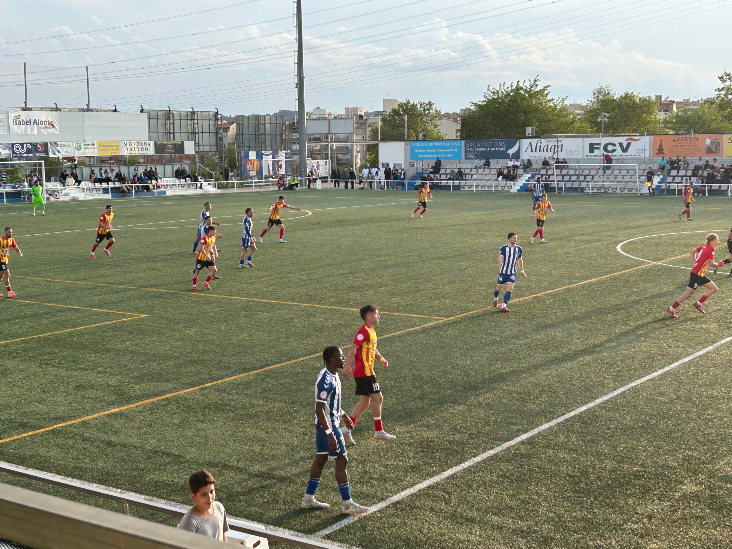 Imatges del partit entre el San Cristóbal i el Tona / Marc Pérez