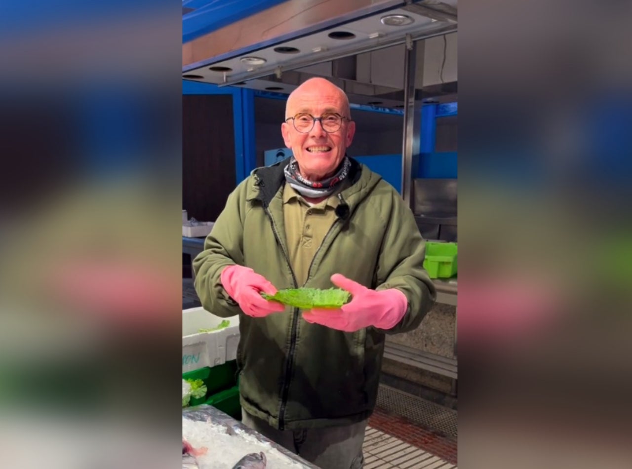 En Ramon deixa la seva peixateria del Mercat de la Independència de Terrassa aquest dissabte, 18 d'abril
