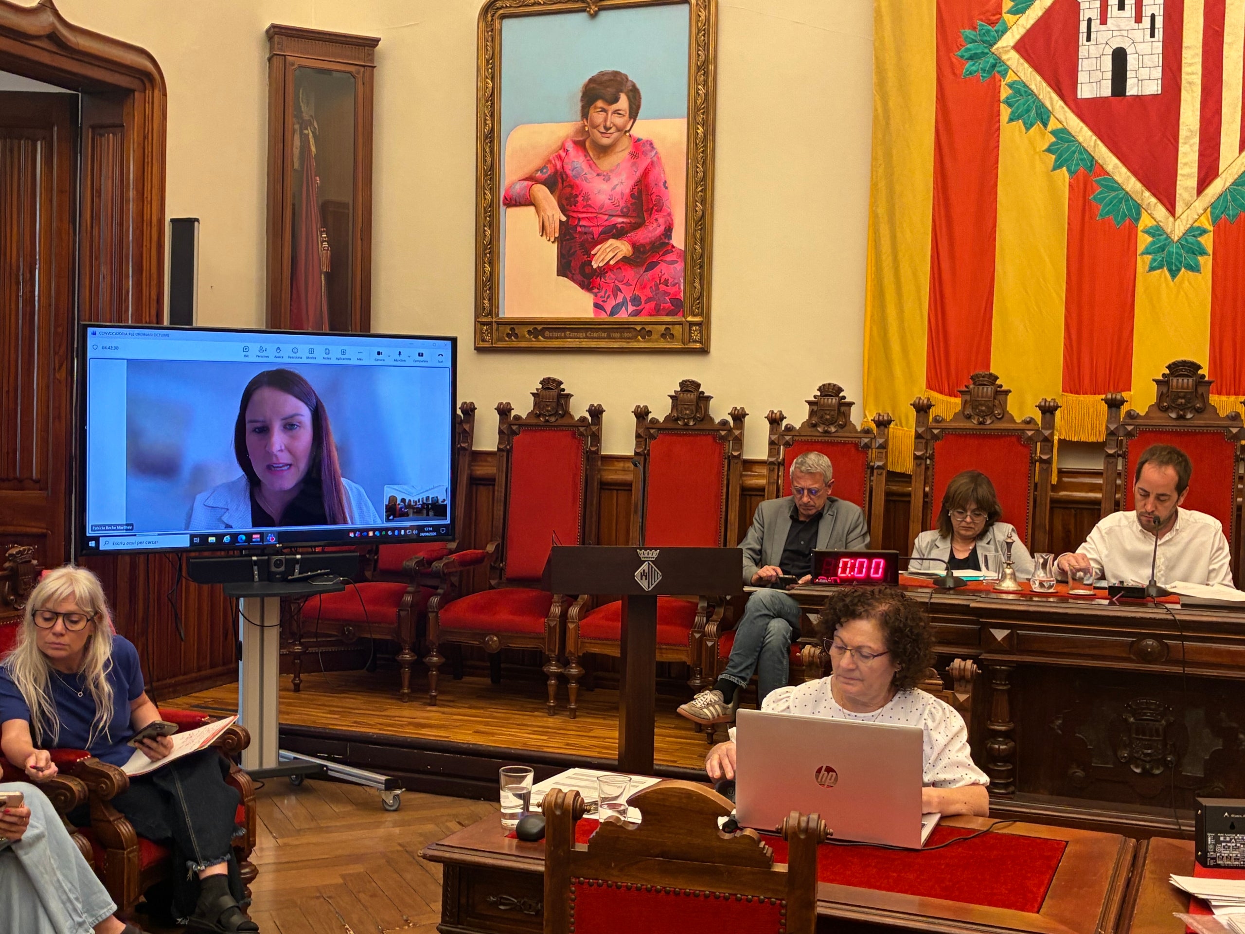Intervenció telemàtica de la primera tinent d'alcalde de Terrassa, Patrícia Reche, durant el ple municipal d'abril després de la seva segona maternitat | Vicenç Batalla