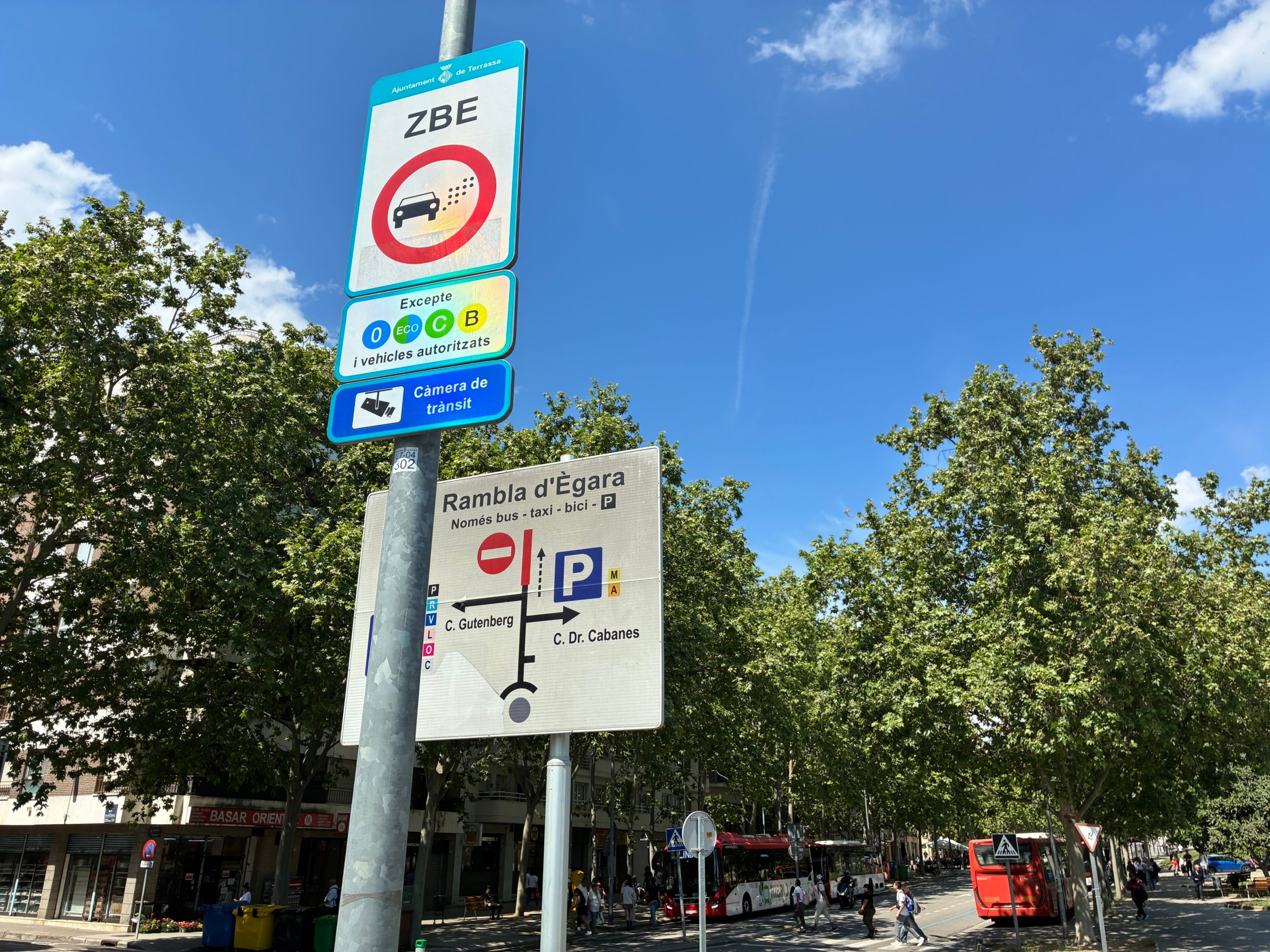 La senyalització d'entrada de la Zona de Baixes Emissions (ZBE) de Terrassa a la rotonda del Doré, entre les carreteres de Montcada i Martorell i la Rambla d'Ègara | Vicenç Batalla