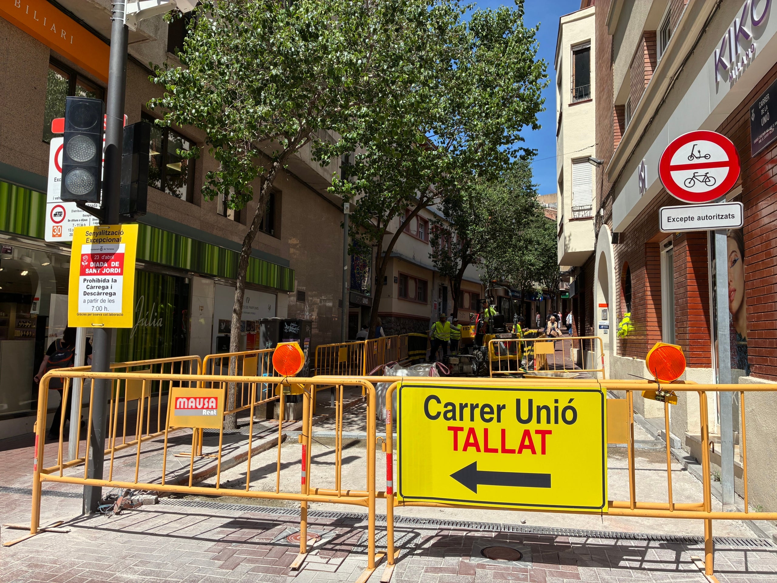 Les obres actualment de reposició de les llambordes al carrer de la Unió de Terrassa des del carrer Major | Vicenç Batalla