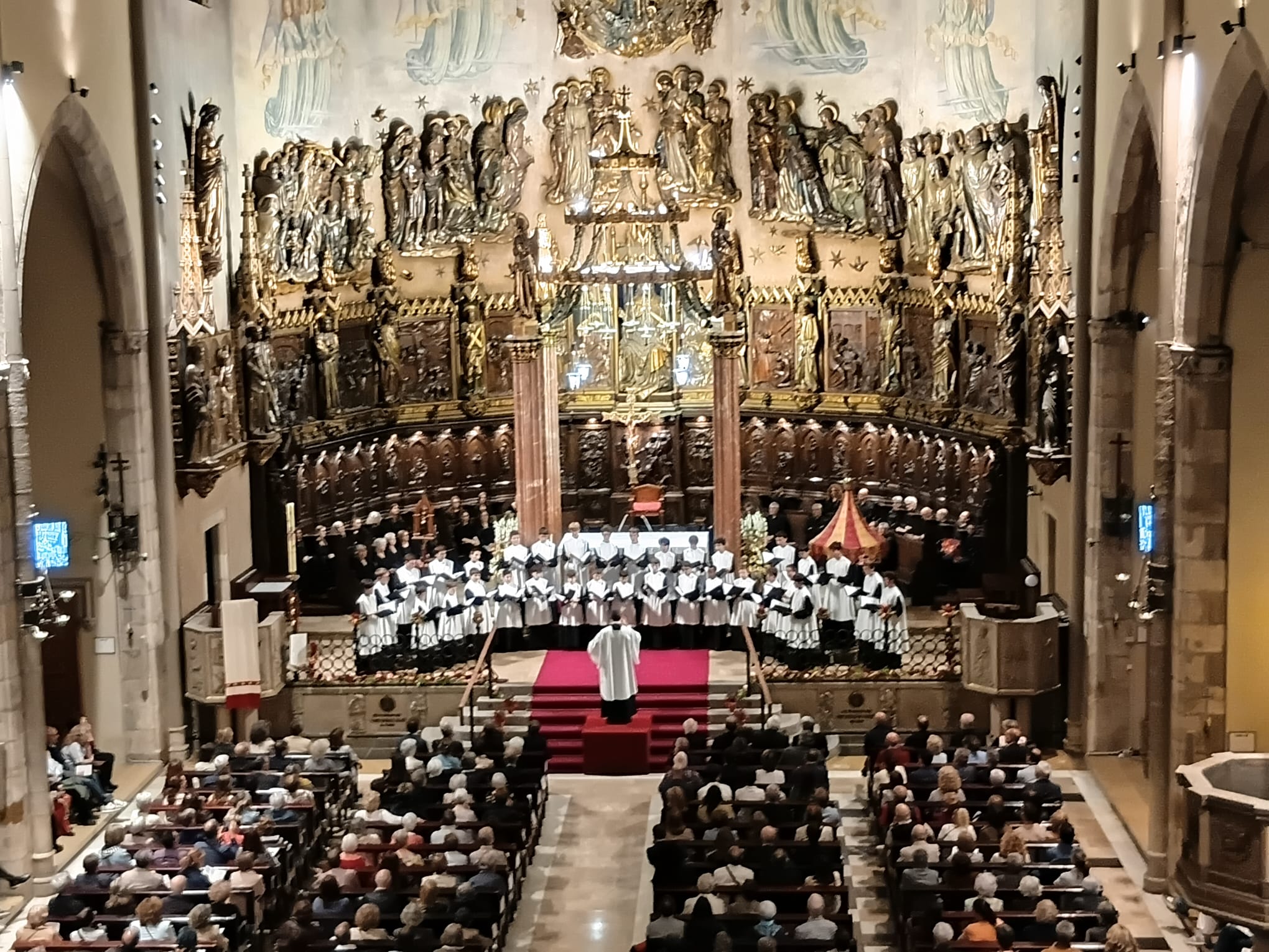 L'Escolania de Montserrat, en el concert del 60 aniversari del Cor Montserrat a la catedral del Sant Esperit de Terrassa | Josep Ballbé