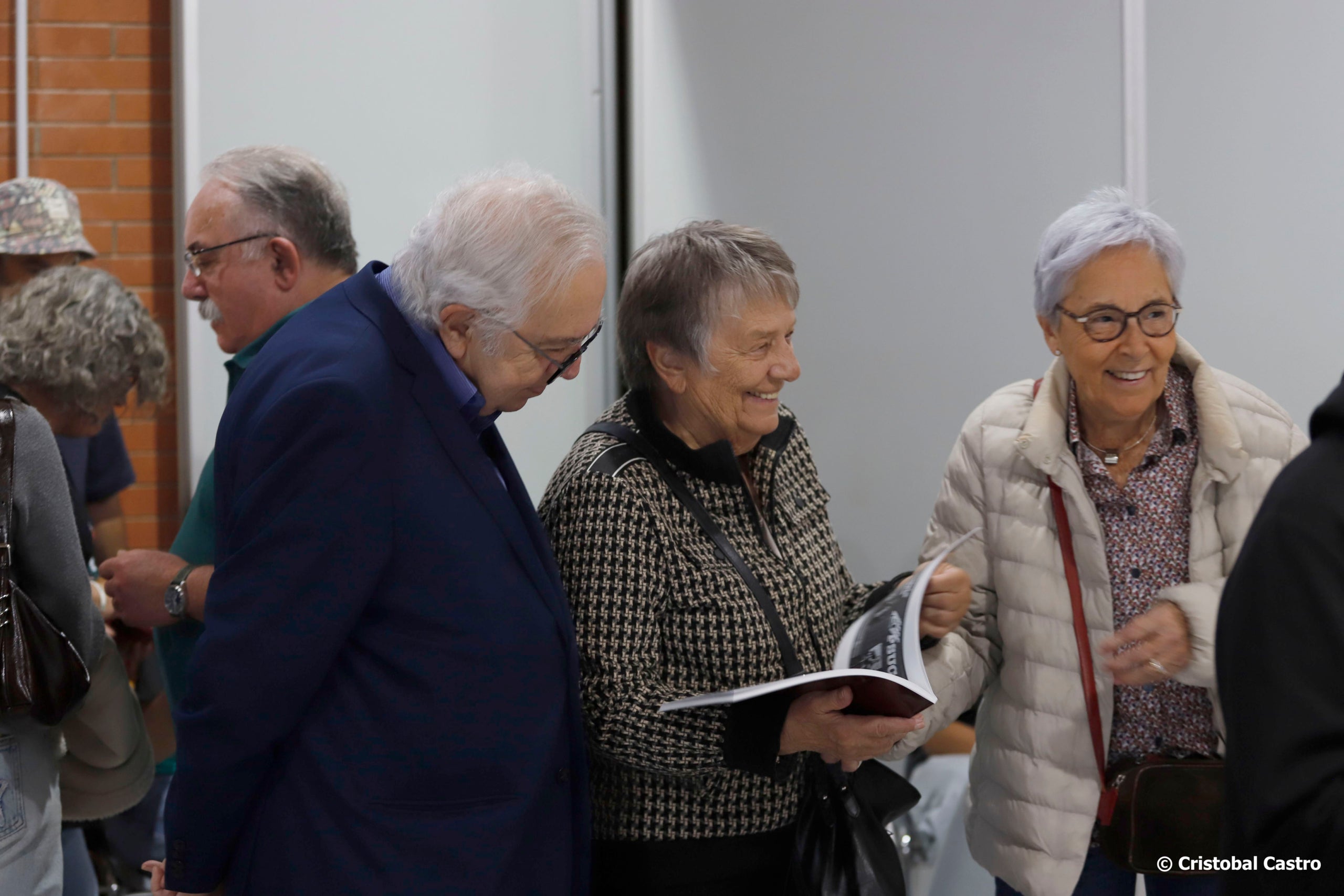 El Centre Cívic Francesc Macià ha acollit la presentació del llibre “Rafa Pino, el fotògraf de la transició”. L’obra ens mostren la història fotogràfica d’un període de canvis i convuls, amb els primers mítings polítics, les primeres manifestacions, les primeres visites de líders històrics de la lluita per la democràcia: Rafael Alberti, Santiago Carrillo, El Guti,... i, sobretot, la lluita, el dia a dia dels treballadors de la nostra ciutat, la resistència a les vagues per recuperar els drets perduts després de molts anys de llarga dictadura. El llibre és una continuació i un recull del que va ser l’exposició fotogràfica, comissariada per Cristóbal Castro.