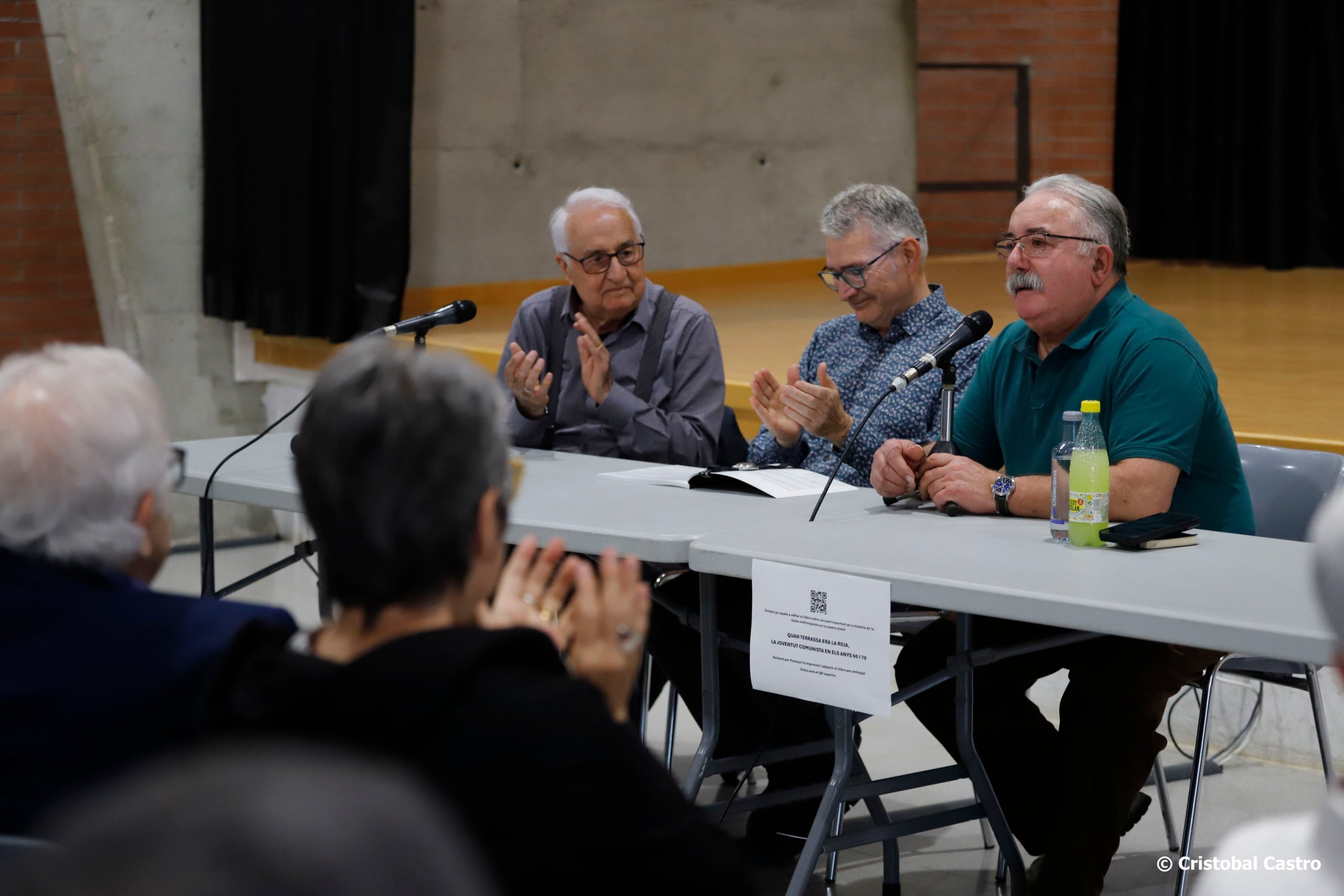 El Centre Cívic Francesc Macià ha acollit la presentació del llibre “Rafa Pino, el fotògraf de la transició”. L’obra ens mostren la història fotogràfica d’un període de canvis i convuls, amb els primers mítings polítics, les primeres manifestacions, les primeres visites de líders històrics de la lluita per la democràcia: Rafael Alberti, Santiago Carrillo, El Guti,... i, sobretot, la lluita, el dia a dia dels treballadors de la nostra ciutat, la resistència a les vagues per recuperar els drets perduts després de molts anys de llarga dictadura. El llibre és una continuació i un recull del que va ser l’exposició fotogràfica, comissariada per Cristóbal Castro.