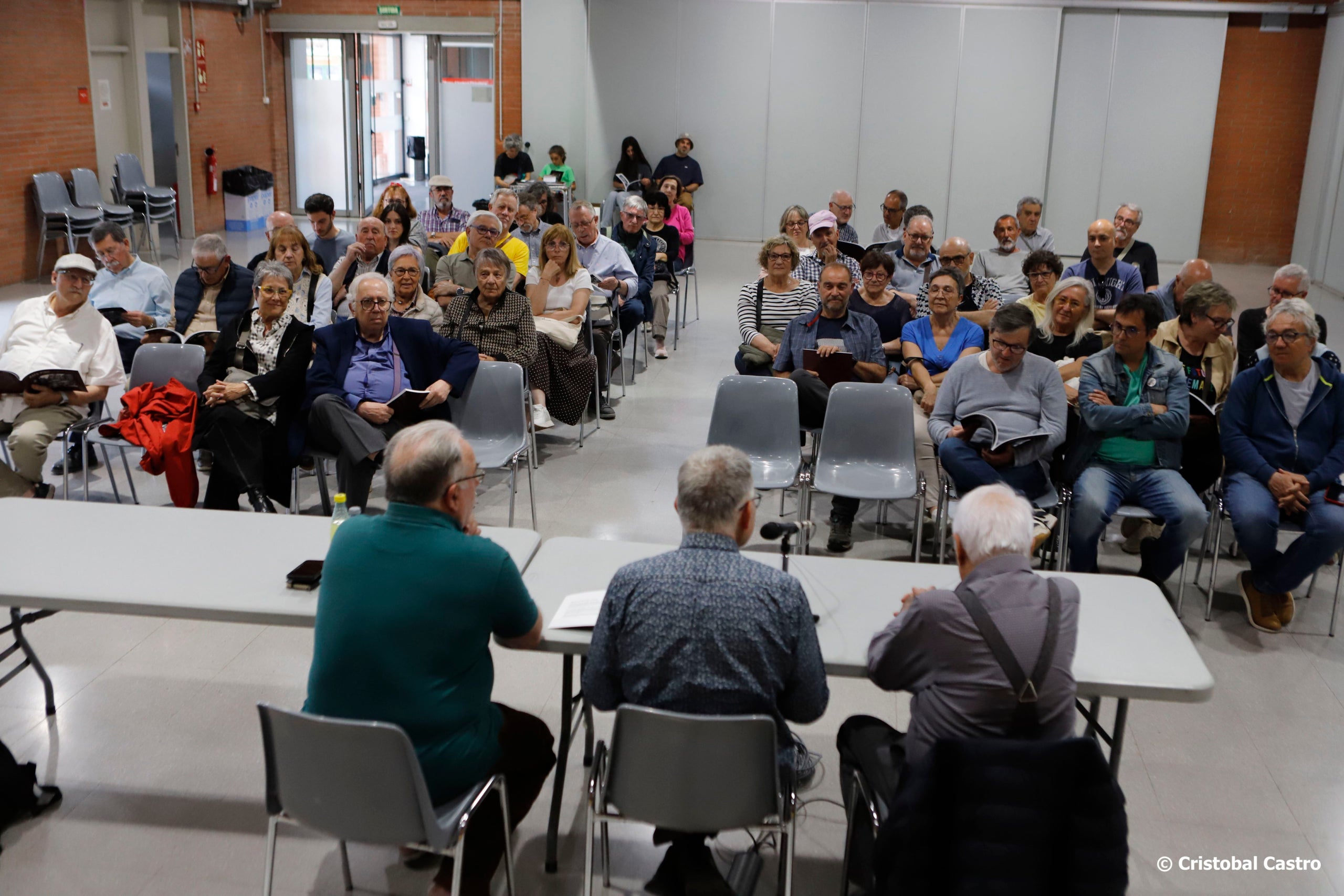 El Centre Cívic Francesc Macià ha acollit la presentació del llibre “Rafa Pino, el fotògraf de la transició”. L’obra ens mostren la història fotogràfica d’un període de canvis i convuls, amb els primers mítings polítics, les primeres manifestacions, les primeres visites de líders històrics de la lluita per la democràcia: Rafael Alberti, Santiago Carrillo, El Guti,... i, sobretot, la lluita, el dia a dia dels treballadors de la nostra ciutat, la resistència a les vagues per recuperar els drets perduts després de molts anys de llarga dictadura. El llibre és una continuació i un recull del que va ser l’exposició fotogràfica, comissariada per Cristóbal Castro.