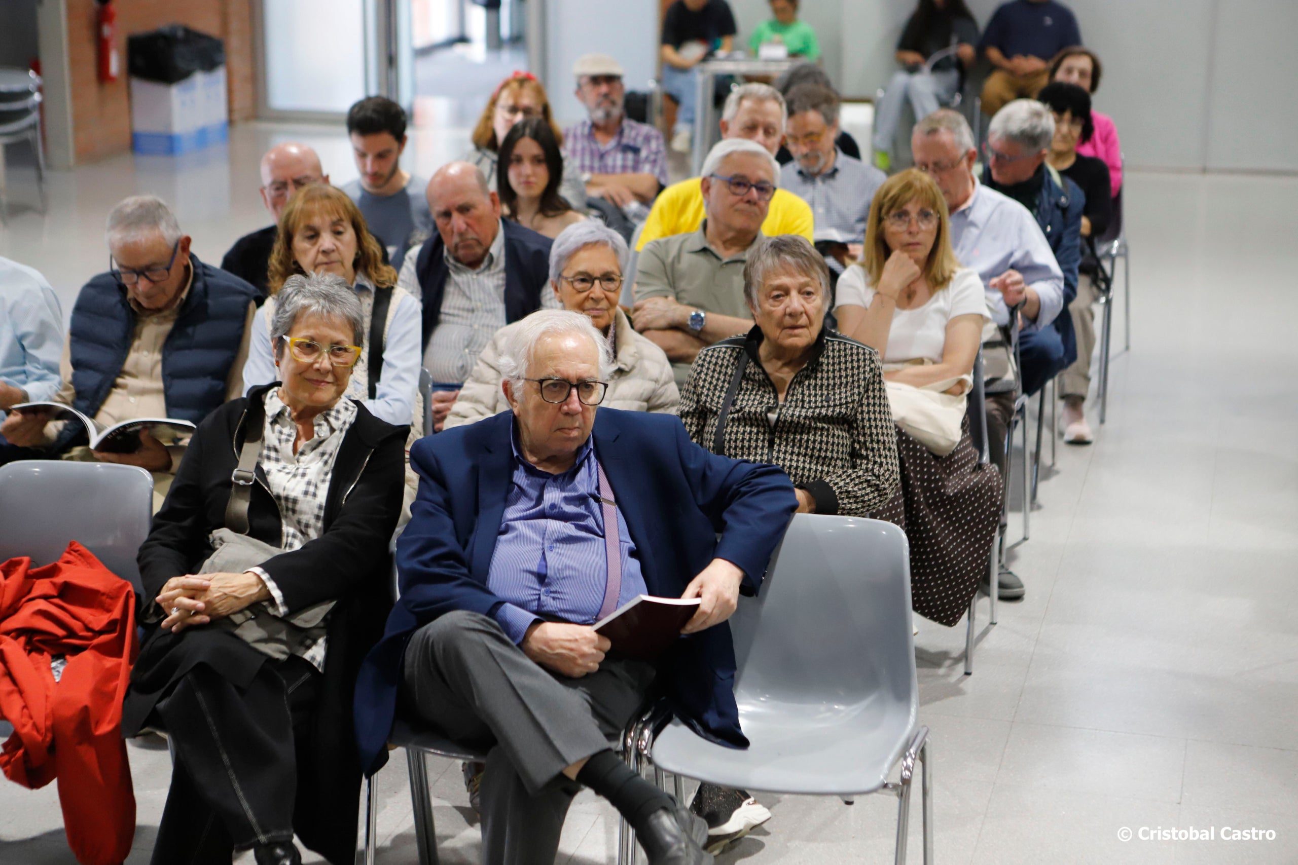 El Centre Cívic Francesc Macià ha acollit la presentació del llibre “Rafa Pino, el fotògraf de la transició”. L’obra ens mostren la història fotogràfica d’un període de canvis i convuls, amb els primers mítings polítics, les primeres manifestacions, les primeres visites de líders històrics de la lluita per la democràcia: Rafael Alberti, Santiago Carrillo, El Guti,... i, sobretot, la lluita, el dia a dia dels treballadors de la nostra ciutat, la resistència a les vagues per recuperar els drets perduts després de molts anys de llarga dictadura. El llibre és una continuació i un recull del que va ser l’exposició fotogràfica, comissariada per Cristóbal Castro.