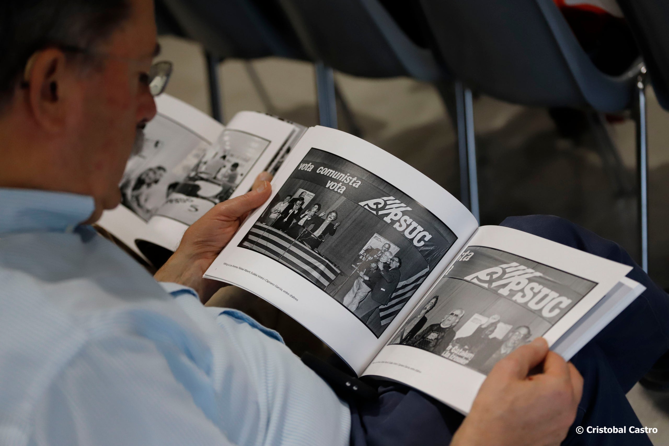 El Centre Cívic Francesc Macià ha acollit la presentació del llibre “Rafa Pino, el fotògraf de la transició”. L’obra ens mostren la història fotogràfica d’un període de canvis i convuls, amb els primers mítings polítics, les primeres manifestacions, les primeres visites de líders històrics de la lluita per la democràcia: Rafael Alberti, Santiago Carrillo, El Guti,... i, sobretot, la lluita, el dia a dia dels treballadors de la nostra ciutat, la resistència a les vagues per recuperar els drets perduts després de molts anys de llarga dictadura. El llibre és una continuació i un recull del que va ser l’exposició fotogràfica, comissariada per Cristóbal Castro.