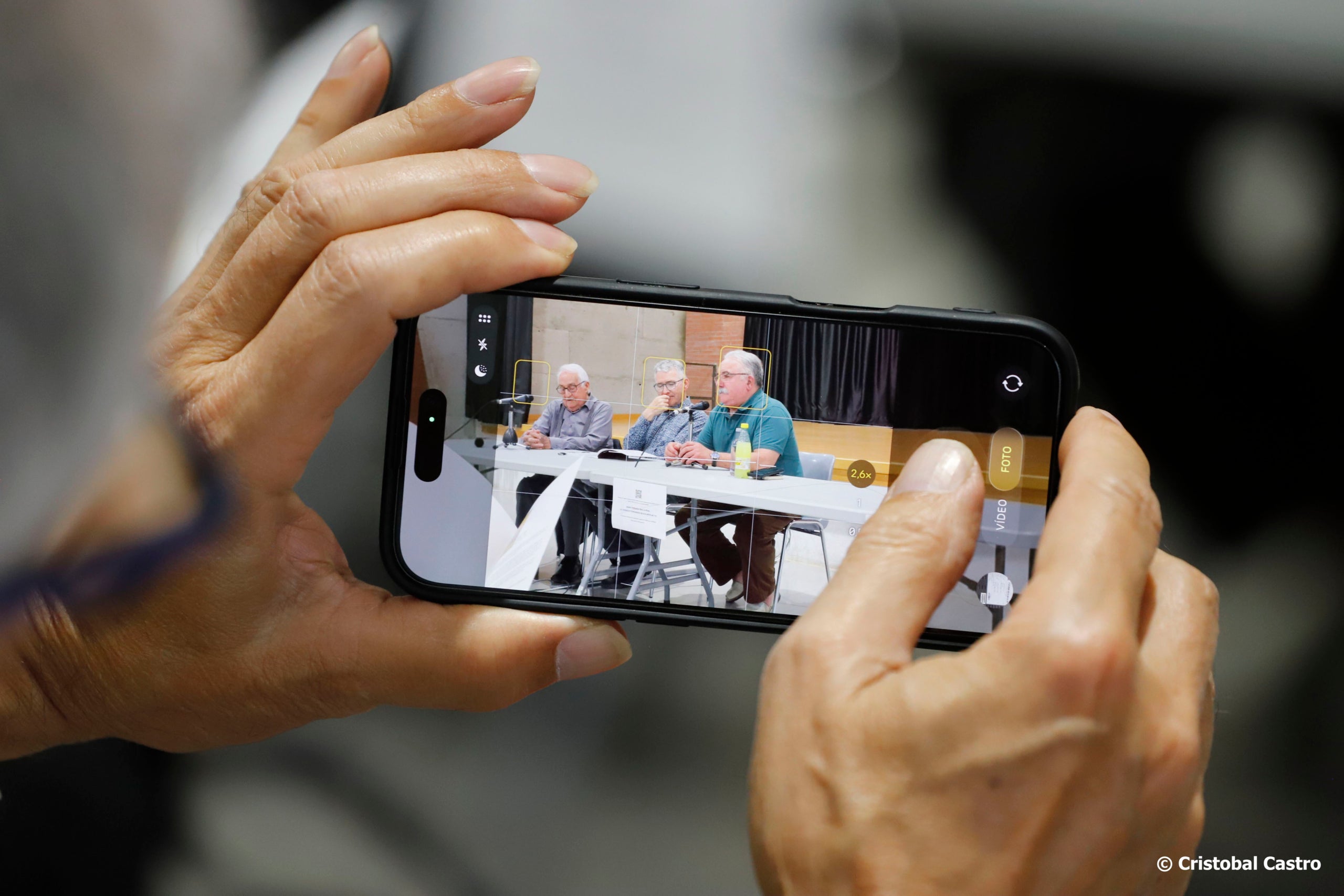 El Centre Cívic Francesc Macià ha acollit la presentació del llibre “Rafa Pino, el fotògraf de la transició”. L’obra ens mostren la història fotogràfica d’un període de canvis i convuls, amb els primers mítings polítics, les primeres manifestacions, les primeres visites de líders històrics de la lluita per la democràcia: Rafael Alberti, Santiago Carrillo, El Guti,... i, sobretot, la lluita, el dia a dia dels treballadors de la nostra ciutat, la resistència a les vagues per recuperar els drets perduts després de molts anys de llarga dictadura. El llibre és una continuació i un recull del que va ser l’exposició fotogràfica, comissariada per Cristóbal Castro.