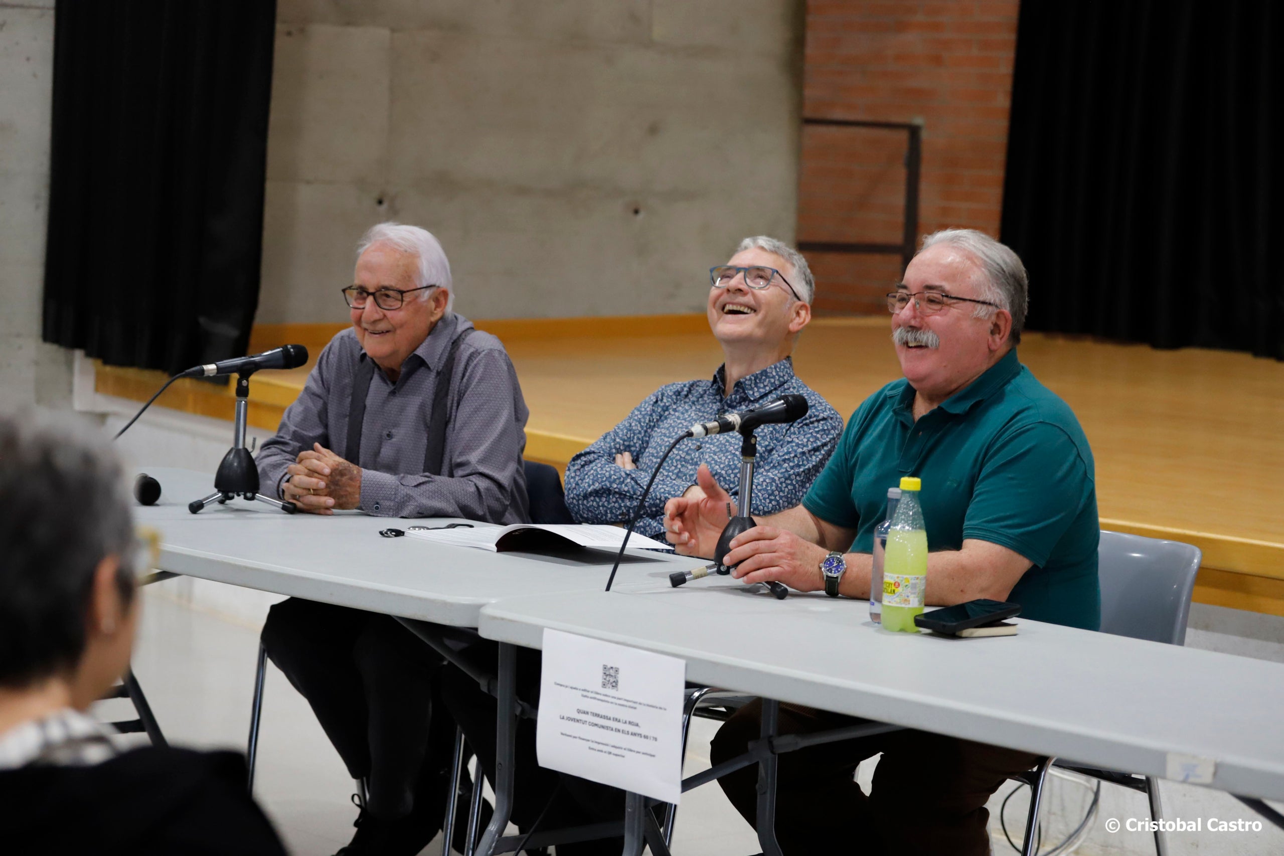 El Centre Cívic Francesc Macià ha acollit la presentació del llibre “Rafa Pino, el fotògraf de la transició”. L’obra ens mostren la història fotogràfica d’un període de canvis i convuls, amb els primers mítings polítics, les primeres manifestacions, les primeres visites de líders històrics de la lluita per la democràcia: Rafael Alberti, Santiago Carrillo, El Guti,... i, sobretot, la lluita, el dia a dia dels treballadors de la nostra ciutat, la resistència a les vagues per recuperar els drets perduts després de molts anys de llarga dictadura. El llibre és una continuació i un recull del que va ser l’exposició fotogràfica, comissariada per Cristóbal Castro.