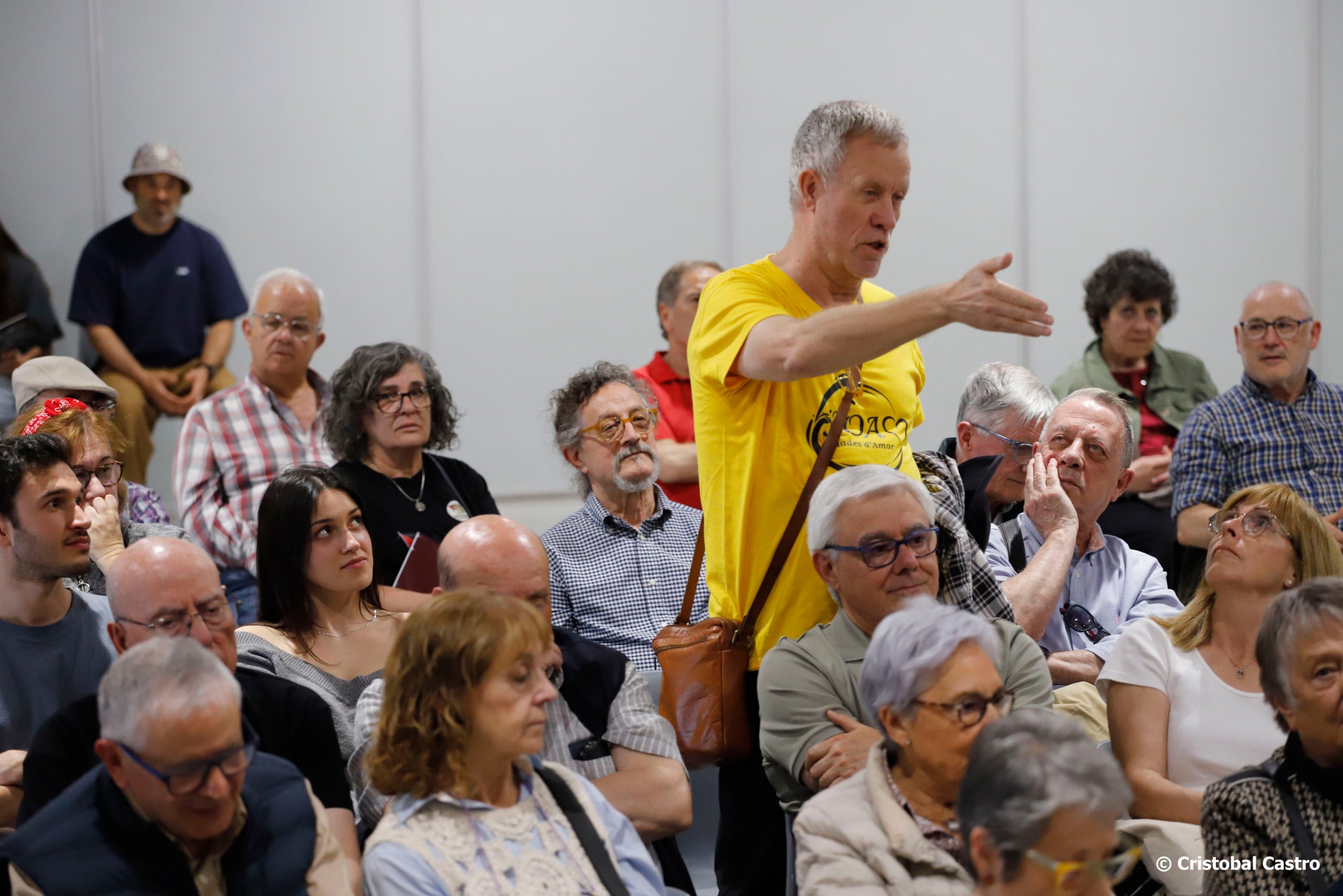 El Centre Cívic Francesc Macià ha acollit la presentació del llibre “Rafa Pino, el fotògraf de la transició”. L’obra ens mostren la història fotogràfica d’un període de canvis i convuls, amb els primers mítings polítics, les primeres manifestacions, les primeres visites de líders històrics de la lluita per la democràcia: Rafael Alberti, Santiago Carrillo, El Guti,... i, sobretot, la lluita, el dia a dia dels treballadors de la nostra ciutat, la resistència a les vagues per recuperar els drets perduts després de molts anys de llarga dictadura. El llibre és una continuació i un recull del que va ser l’exposició fotogràfica, comissariada per Cristóbal Castro.