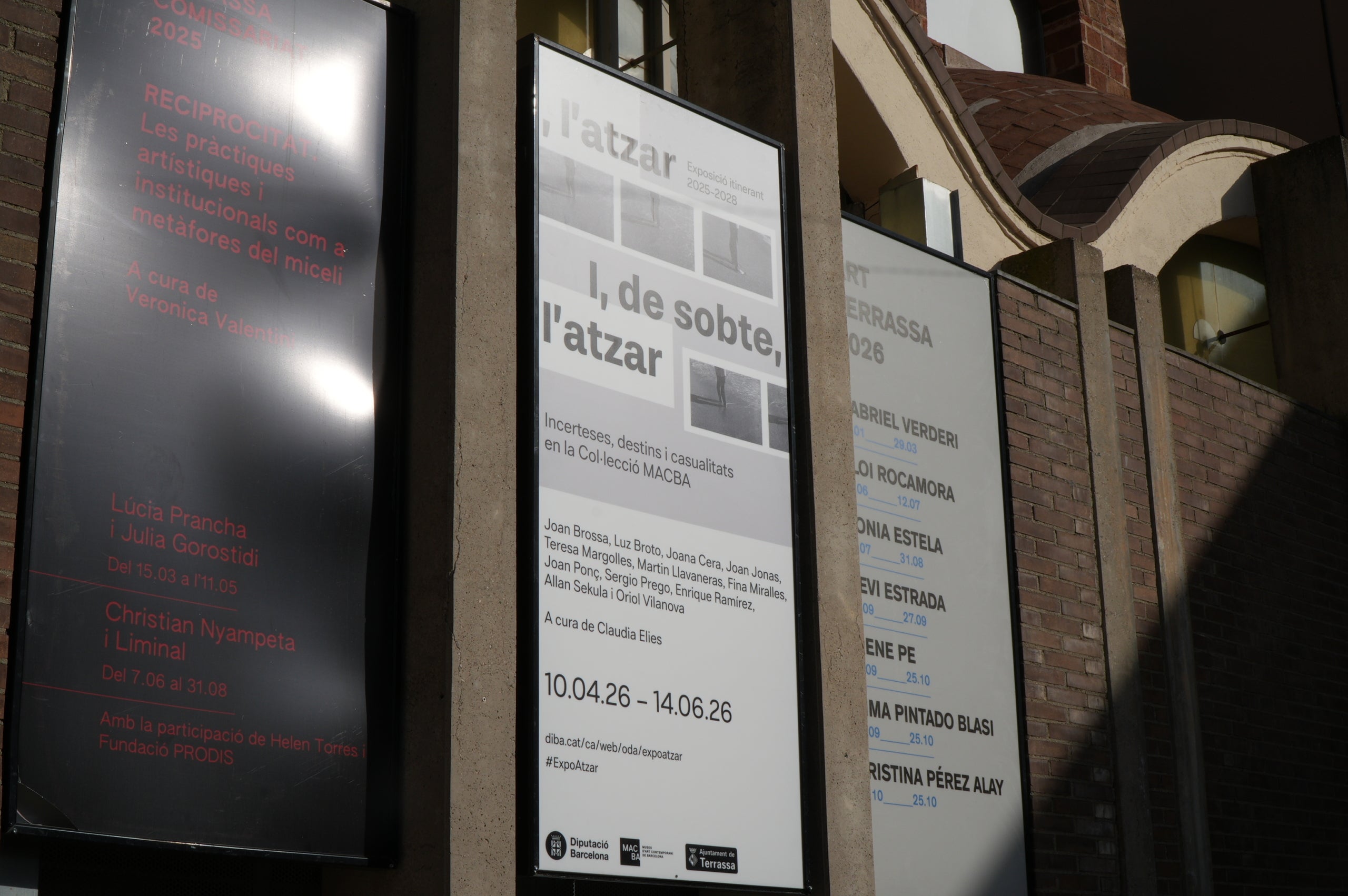 Aquest divendres ha tingut lloc la inauguració de l’exposició «I de sobte, l’atzar, Incerteses, destins i casualitats en la Col·lecció MACBA», comissariada per Clàudia Elies, que ha fet a les persones assistents una visita comentada de l’exposició. Es pot veure a la Sala Muncunill del 10 d’abril al 14 de juny. Es tracta d’una exposició itinerant, resultat d’una col·laboració entre el MACBA, el Programa d’Arts Visuals de la Diputació de Barcelona i els 10 municipis que l’acullen, entre ells, Terrassa. L’exposició parteix del fons d’obres de la Col·lecció MACBA seleccionades i articulades per Clàudia Elies. S’hi presenten obres d’artistes de diferents generacions i tendències artístiques, com ara Joan Brossa, Luz Broto, Joana Cera, Joan Jonas, Martín Llavaneras, Teresa Margolles, Fina Miralles, Joan Ponç, Sergio Prego, Enrique Ramírez, Allan Sekula i Oriol Vilanova. Durant la seva estada a la Sala Muncunill, l’exposició comptarà amb diverses activitats vinculades. Així, els dissabtes 18 d’abril (12.30 h), i 16 de maig (18 h), es duran a terme les visites comentades per a adults: «Coreografies de l’incert: l’atzar en l’art contemporani». El dimecres 3 de juny, a les 18 h, es farà amb servei d’interpretació en llengua de signes. El dissabte 30 de maig, a les 12h, hi haurà la visita dinamitzada: «Deixar-se endur per l’atzar» per a famílies amb infants a partir de 6 anys (preferiblement). Finalment, també es durà a terme una conversa sobre màgia i alquímia a partir de l’obra de Joan Ponç, amb Caterina Almirall, comissària, i Pilar Bonet, crítica d’art, el dimarts 12 de maig, a les 18.30 h.