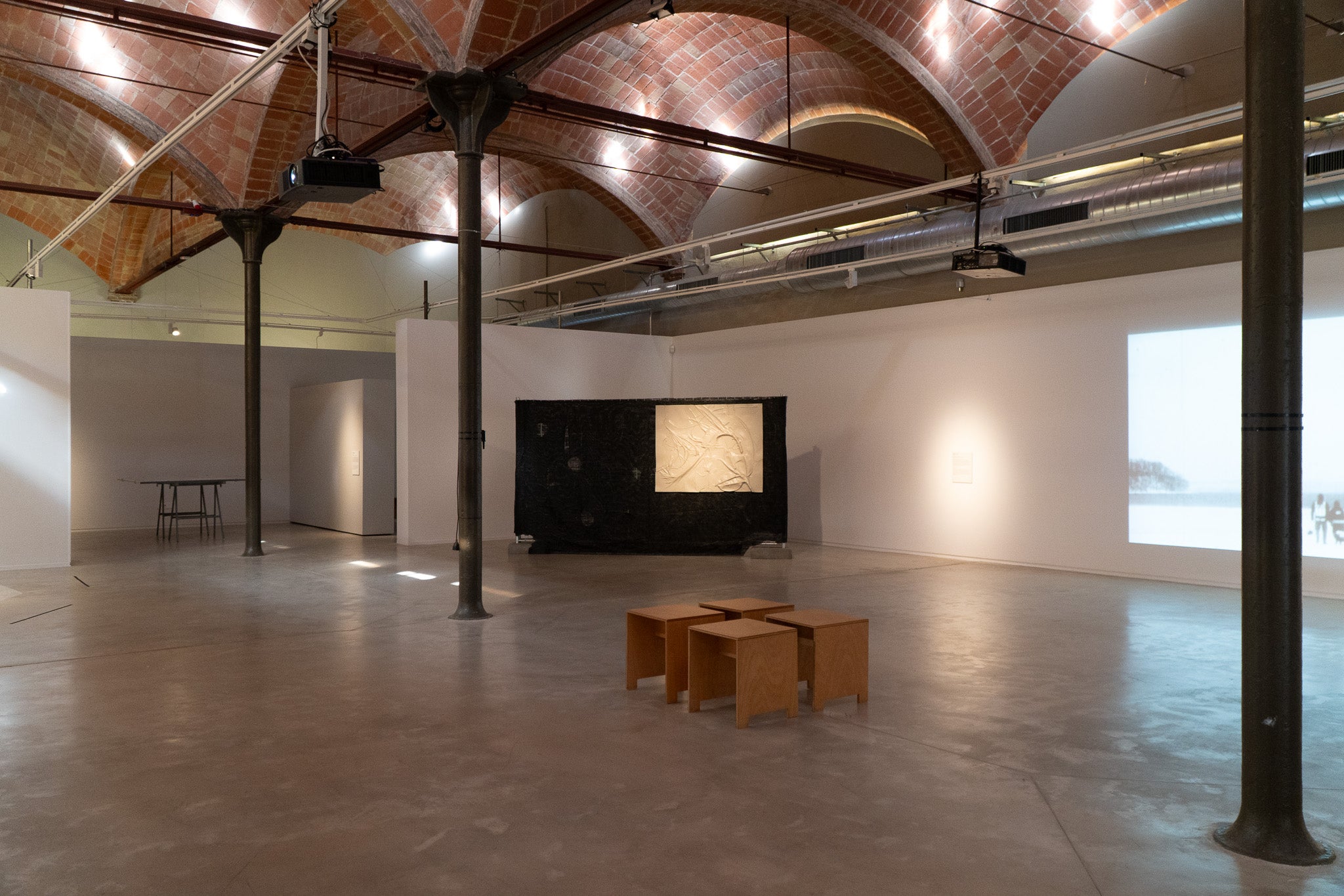 Aquest divendres ha tingut lloc la inauguració de l’exposició «I de sobte, l’atzar, Incerteses, destins i casualitats en la Col·lecció MACBA», comissariada per Clàudia Elies, que ha fet a les persones assistents una visita comentada de l’exposició. Es pot veure a la Sala Muncunill del 10 d’abril al 14 de juny. Es tracta d’una exposició itinerant, resultat d’una col·laboració entre el MACBA, el Programa d’Arts Visuals de la Diputació de Barcelona i els 10 municipis que l’acullen, entre ells, Terrassa. L’exposició parteix del fons d’obres de la Col·lecció MACBA seleccionades i articulades per Clàudia Elies. S’hi presenten obres d’artistes de diferents generacions i tendències artístiques, com ara Joan Brossa, Luz Broto, Joana Cera, Joan Jonas, Martín Llavaneras, Teresa Margolles, Fina Miralles, Joan Ponç, Sergio Prego, Enrique Ramírez, Allan Sekula i Oriol Vilanova. Durant la seva estada a la Sala Muncunill, l’exposició comptarà amb diverses activitats vinculades. Així, els dissabtes 18 d’abril (12.30 h), i 16 de maig (18 h), es duran a terme les visites comentades per a adults: «Coreografies de l’incert: l’atzar en l’art contemporani». El dimecres 3 de juny, a les 18 h, es farà amb servei d’interpretació en llengua de signes. El dissabte 30 de maig, a les 12h, hi haurà la visita dinamitzada: «Deixar-se endur per l’atzar» per a famílies amb infants a partir de 6 anys (preferiblement). Finalment, també es durà a terme una conversa sobre màgia i alquímia a partir de l’obra de Joan Ponç, amb Caterina Almirall, comissària, i Pilar Bonet, crítica d’art, el dimarts 12 de maig, a les 18.30 h.