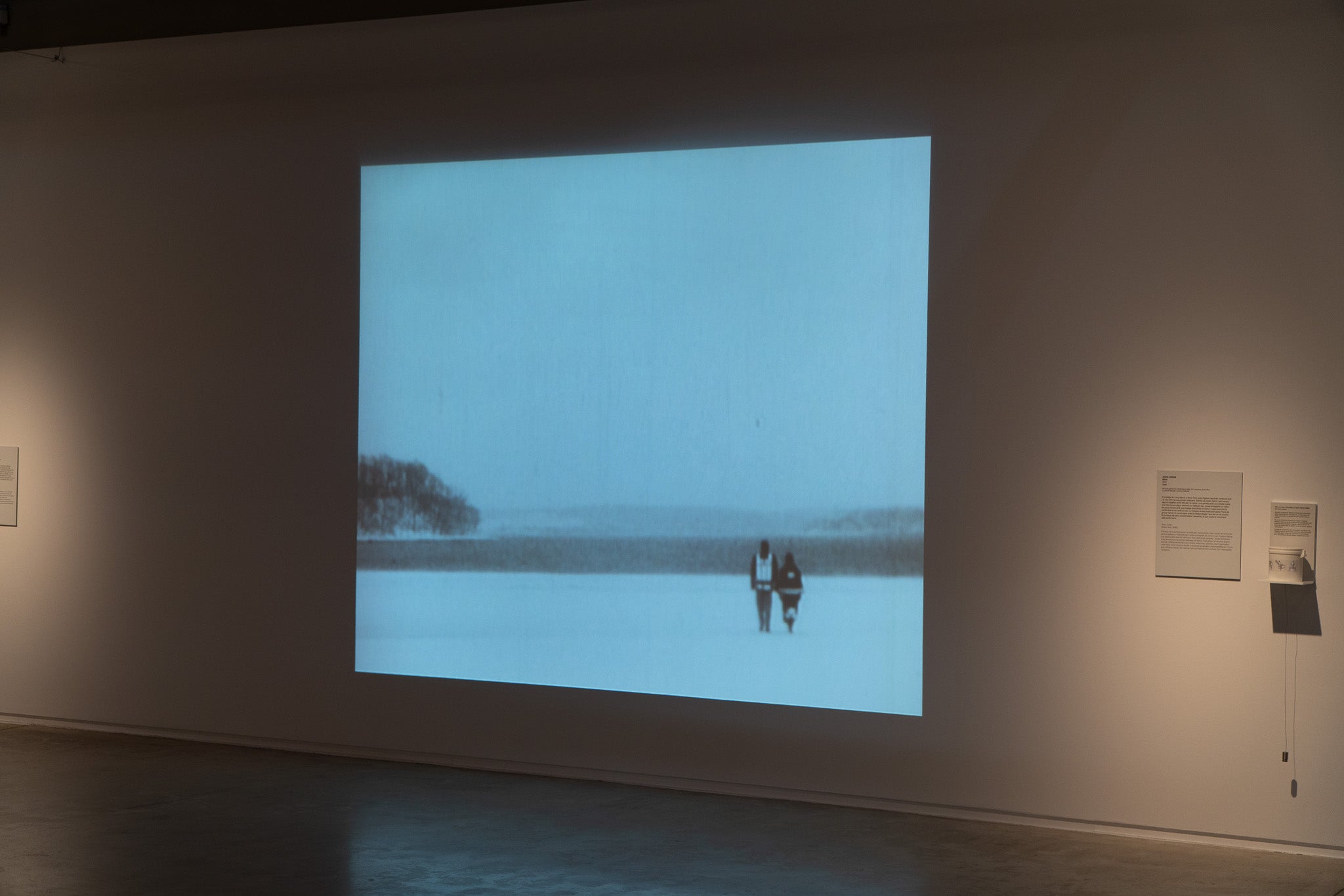 Aquest divendres ha tingut lloc la inauguració de l’exposició «I de sobte, l’atzar, Incerteses, destins i casualitats en la Col·lecció MACBA», comissariada per Clàudia Elies, que ha fet a les persones assistents una visita comentada de l’exposició. Es pot veure a la Sala Muncunill del 10 d’abril al 14 de juny. Es tracta d’una exposició itinerant, resultat d’una col·laboració entre el MACBA, el Programa d’Arts Visuals de la Diputació de Barcelona i els 10 municipis que l’acullen, entre ells, Terrassa. L’exposició parteix del fons d’obres de la Col·lecció MACBA seleccionades i articulades per Clàudia Elies. S’hi presenten obres d’artistes de diferents generacions i tendències artístiques, com ara Joan Brossa, Luz Broto, Joana Cera, Joan Jonas, Martín Llavaneras, Teresa Margolles, Fina Miralles, Joan Ponç, Sergio Prego, Enrique Ramírez, Allan Sekula i Oriol Vilanova. Durant la seva estada a la Sala Muncunill, l’exposició comptarà amb diverses activitats vinculades. Així, els dissabtes 18 d’abril (12.30 h), i 16 de maig (18 h), es duran a terme les visites comentades per a adults: «Coreografies de l’incert: l’atzar en l’art contemporani». El dimecres 3 de juny, a les 18 h, es farà amb servei d’interpretació en llengua de signes. El dissabte 30 de maig, a les 12h, hi haurà la visita dinamitzada: «Deixar-se endur per l’atzar» per a famílies amb infants a partir de 6 anys (preferiblement). Finalment, també es durà a terme una conversa sobre màgia i alquímia a partir de l’obra de Joan Ponç, amb Caterina Almirall, comissària, i Pilar Bonet, crítica d’art, el dimarts 12 de maig, a les 18.30 h.