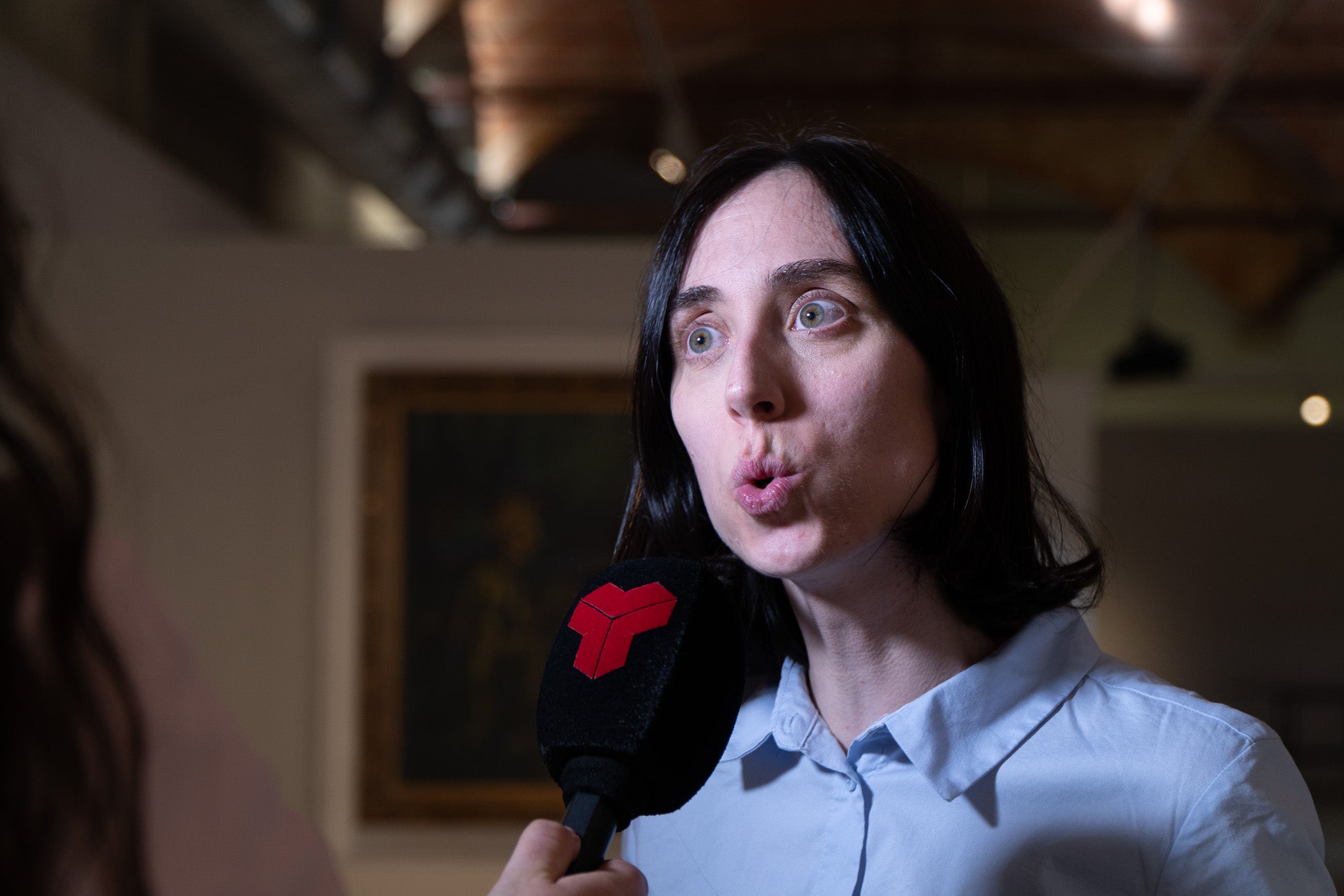 Aquest divendres ha tingut lloc la inauguració de l’exposició «I de sobte, l’atzar, Incerteses, destins i casualitats en la Col·lecció MACBA», comissariada per Clàudia Elies, que ha fet a les persones assistents una visita comentada de l’exposició. Es pot veure a la Sala Muncunill del 10 d’abril al 14 de juny. Es tracta d’una exposició itinerant, resultat d’una col·laboració entre el MACBA, el Programa d’Arts Visuals de la Diputació de Barcelona i els 10 municipis que l’acullen, entre ells, Terrassa. L’exposició parteix del fons d’obres de la Col·lecció MACBA seleccionades i articulades per Clàudia Elies. S’hi presenten obres d’artistes de diferents generacions i tendències artístiques, com ara Joan Brossa, Luz Broto, Joana Cera, Joan Jonas, Martín Llavaneras, Teresa Margolles, Fina Miralles, Joan Ponç, Sergio Prego, Enrique Ramírez, Allan Sekula i Oriol Vilanova. Durant la seva estada a la Sala Muncunill, l’exposició comptarà amb diverses activitats vinculades. Així, els dissabtes 18 d’abril (12.30 h), i 16 de maig (18 h), es duran a terme les visites comentades per a adults: «Coreografies de l’incert: l’atzar en l’art contemporani». El dimecres 3 de juny, a les 18 h, es farà amb servei d’interpretació en llengua de signes. El dissabte 30 de maig, a les 12h, hi haurà la visita dinamitzada: «Deixar-se endur per l’atzar» per a famílies amb infants a partir de 6 anys (preferiblement). Finalment, també es durà a terme una conversa sobre màgia i alquímia a partir de l’obra de Joan Ponç, amb Caterina Almirall, comissària, i Pilar Bonet, crítica d’art, el dimarts 12 de maig, a les 18.30 h.