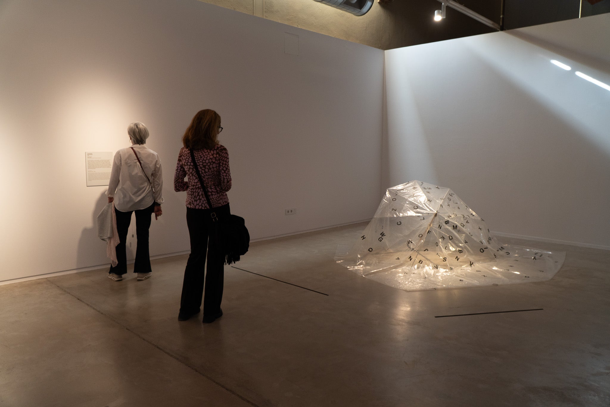Aquest divendres ha tingut lloc la inauguració de l’exposició «I de sobte, l’atzar, Incerteses, destins i casualitats en la Col·lecció MACBA», comissariada per Clàudia Elies, que ha fet a les persones assistents una visita comentada de l’exposició. Es pot veure a la Sala Muncunill del 10 d’abril al 14 de juny. Es tracta d’una exposició itinerant, resultat d’una col·laboració entre el MACBA, el Programa d’Arts Visuals de la Diputació de Barcelona i els 10 municipis que l’acullen, entre ells, Terrassa. L’exposició parteix del fons d’obres de la Col·lecció MACBA seleccionades i articulades per Clàudia Elies. S’hi presenten obres d’artistes de diferents generacions i tendències artístiques, com ara Joan Brossa, Luz Broto, Joana Cera, Joan Jonas, Martín Llavaneras, Teresa Margolles, Fina Miralles, Joan Ponç, Sergio Prego, Enrique Ramírez, Allan Sekula i Oriol Vilanova. Durant la seva estada a la Sala Muncunill, l’exposició comptarà amb diverses activitats vinculades. Així, els dissabtes 18 d’abril (12.30 h), i 16 de maig (18 h), es duran a terme les visites comentades per a adults: «Coreografies de l’incert: l’atzar en l’art contemporani». El dimecres 3 de juny, a les 18 h, es farà amb servei d’interpretació en llengua de signes. El dissabte 30 de maig, a les 12h, hi haurà la visita dinamitzada: «Deixar-se endur per l’atzar» per a famílies amb infants a partir de 6 anys (preferiblement). Finalment, també es durà a terme una conversa sobre màgia i alquímia a partir de l’obra de Joan Ponç, amb Caterina Almirall, comissària, i Pilar Bonet, crítica d’art, el dimarts 12 de maig, a les 18.30 h.