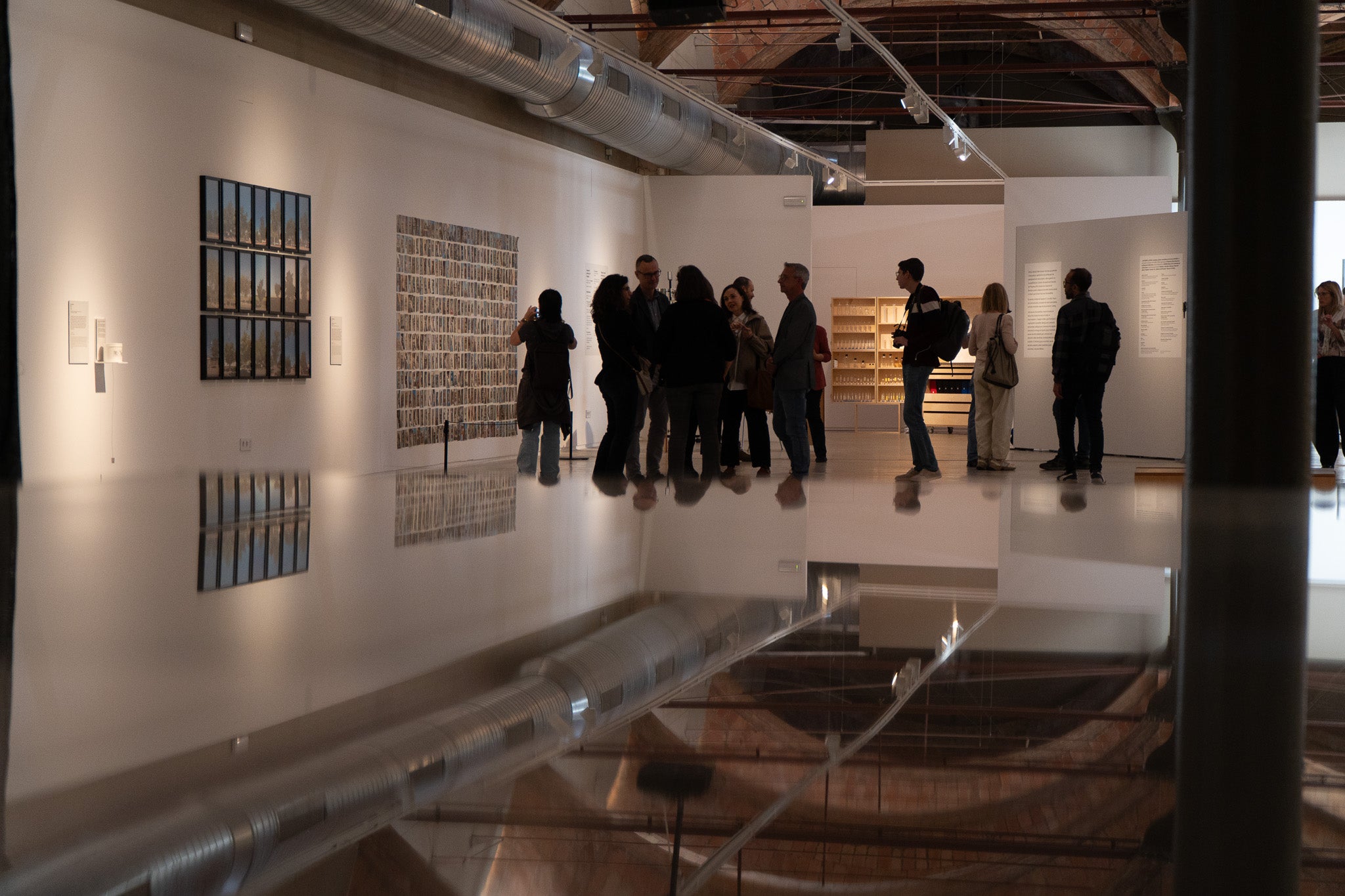 Aquest divendres ha tingut lloc la inauguració de l’exposició «I de sobte, l’atzar, Incerteses, destins i casualitats en la Col·lecció MACBA», comissariada per Clàudia Elies, que ha fet a les persones assistents una visita comentada de l’exposició. Es pot veure a la Sala Muncunill del 10 d’abril al 14 de juny. Es tracta d’una exposició itinerant, resultat d’una col·laboració entre el MACBA, el Programa d’Arts Visuals de la Diputació de Barcelona i els 10 municipis que l’acullen, entre ells, Terrassa. L’exposició parteix del fons d’obres de la Col·lecció MACBA seleccionades i articulades per Clàudia Elies. S’hi presenten obres d’artistes de diferents generacions i tendències artístiques, com ara Joan Brossa, Luz Broto, Joana Cera, Joan Jonas, Martín Llavaneras, Teresa Margolles, Fina Miralles, Joan Ponç, Sergio Prego, Enrique Ramírez, Allan Sekula i Oriol Vilanova. Durant la seva estada a la Sala Muncunill, l’exposició comptarà amb diverses activitats vinculades. Així, els dissabtes 18 d’abril (12.30 h), i 16 de maig (18 h), es duran a terme les visites comentades per a adults: «Coreografies de l’incert: l’atzar en l’art contemporani». El dimecres 3 de juny, a les 18 h, es farà amb servei d’interpretació en llengua de signes. El dissabte 30 de maig, a les 12h, hi haurà la visita dinamitzada: «Deixar-se endur per l’atzar» per a famílies amb infants a partir de 6 anys (preferiblement). Finalment, també es durà a terme una conversa sobre màgia i alquímia a partir de l’obra de Joan Ponç, amb Caterina Almirall, comissària, i Pilar Bonet, crítica d’art, el dimarts 12 de maig, a les 18.30 h.