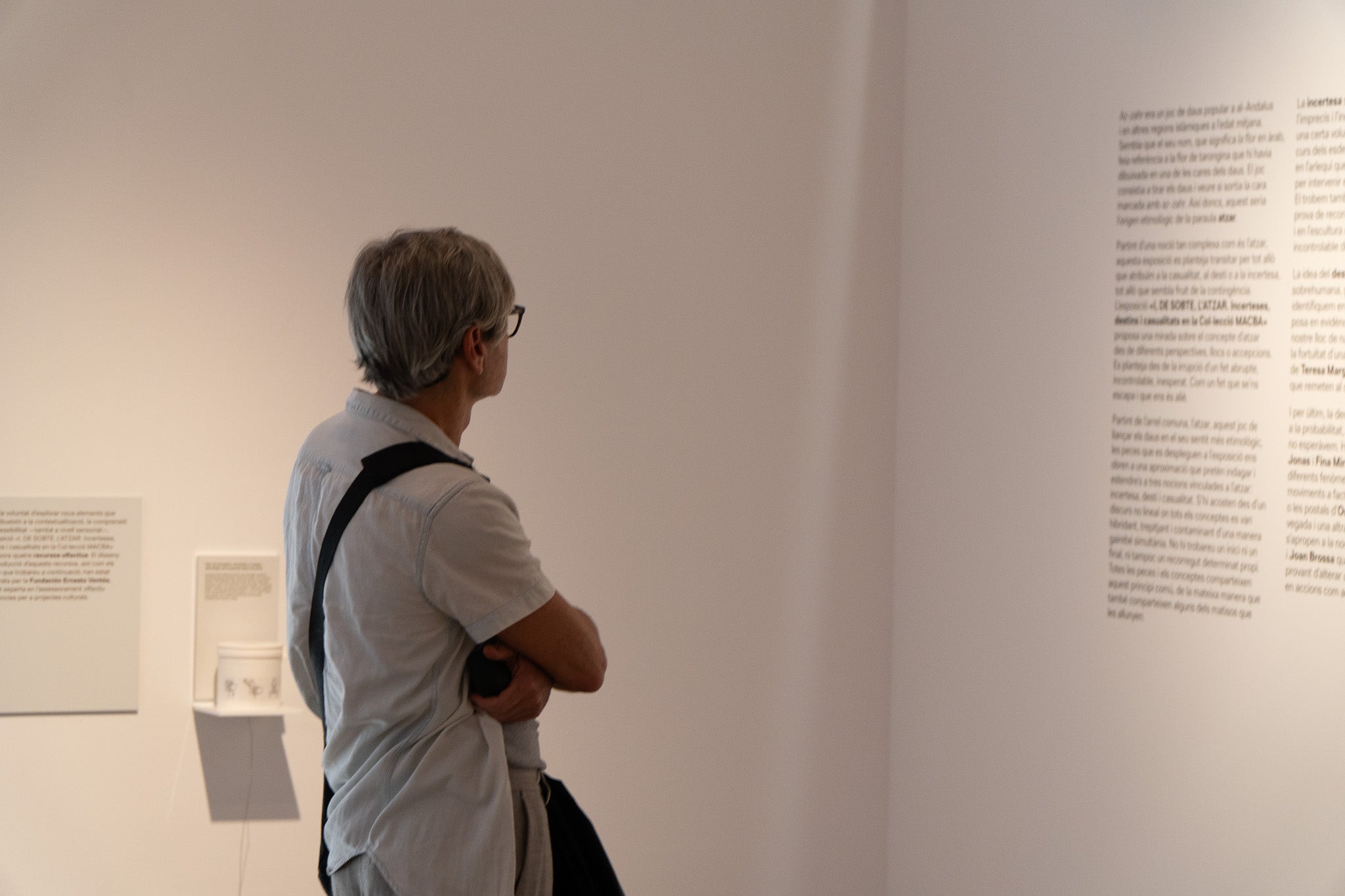Aquest divendres ha tingut lloc la inauguració de l’exposició «I de sobte, l’atzar, Incerteses, destins i casualitats en la Col·lecció MACBA», comissariada per Clàudia Elies, que ha fet a les persones assistents una visita comentada de l’exposició. Es pot veure a la Sala Muncunill del 10 d’abril al 14 de juny. Es tracta d’una exposició itinerant, resultat d’una col·laboració entre el MACBA, el Programa d’Arts Visuals de la Diputació de Barcelona i els 10 municipis que l’acullen, entre ells, Terrassa. L’exposició parteix del fons d’obres de la Col·lecció MACBA seleccionades i articulades per Clàudia Elies. S’hi presenten obres d’artistes de diferents generacions i tendències artístiques, com ara Joan Brossa, Luz Broto, Joana Cera, Joan Jonas, Martín Llavaneras, Teresa Margolles, Fina Miralles, Joan Ponç, Sergio Prego, Enrique Ramírez, Allan Sekula i Oriol Vilanova. Durant la seva estada a la Sala Muncunill, l’exposició comptarà amb diverses activitats vinculades. Així, els dissabtes 18 d’abril (12.30 h), i 16 de maig (18 h), es duran a terme les visites comentades per a adults: «Coreografies de l’incert: l’atzar en l’art contemporani». El dimecres 3 de juny, a les 18 h, es farà amb servei d’interpretació en llengua de signes. El dissabte 30 de maig, a les 12h, hi haurà la visita dinamitzada: «Deixar-se endur per l’atzar» per a famílies amb infants a partir de 6 anys (preferiblement). Finalment, també es durà a terme una conversa sobre màgia i alquímia a partir de l’obra de Joan Ponç, amb Caterina Almirall, comissària, i Pilar Bonet, crítica d’art, el dimarts 12 de maig, a les 18.30 h.