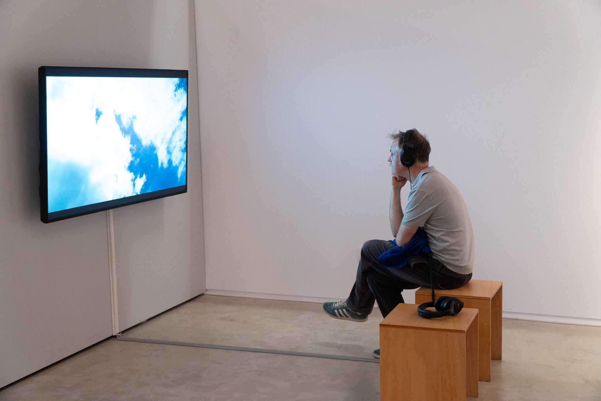 Aquest divendres ha tingut lloc la inauguració de l’exposició «I de sobte, l’atzar, Incerteses, destins i casualitats en la Col·lecció MACBA», comissariada per Clàudia Elies, que ha fet a les persones assistents una visita comentada de l’exposició. Es pot veure a la Sala Muncunill del 10 d’abril al 14 de juny. Es tracta d’una exposició itinerant, resultat d’una col·laboració entre el MACBA, el Programa d’Arts Visuals de la Diputació de Barcelona i els 10 municipis que l’acullen, entre ells, Terrassa. L’exposició parteix del fons d’obres de la Col·lecció MACBA seleccionades i articulades per Clàudia Elies. S’hi presenten obres d’artistes de diferents generacions i tendències artístiques, com ara Joan Brossa, Luz Broto, Joana Cera, Joan Jonas, Martín Llavaneras, Teresa Margolles, Fina Miralles, Joan Ponç, Sergio Prego, Enrique Ramírez, Allan Sekula i Oriol Vilanova. Durant la seva estada a la Sala Muncunill, l’exposició comptarà amb diverses activitats vinculades. Així, els dissabtes 18 d’abril (12.30 h), i 16 de maig (18 h), es duran a terme les visites comentades per a adults: «Coreografies de l’incert: l’atzar en l’art contemporani». El dimecres 3 de juny, a les 18 h, es farà amb servei d’interpretació en llengua de signes. El dissabte 30 de maig, a les 12h, hi haurà la visita dinamitzada: «Deixar-se endur per l’atzar» per a famílies amb infants a partir de 6 anys (preferiblement). Finalment, també es durà a terme una conversa sobre màgia i alquímia a partir de l’obra de Joan Ponç, amb Caterina Almirall, comissària, i Pilar Bonet, crítica d’art, el dimarts 12 de maig, a les 18.30 h.