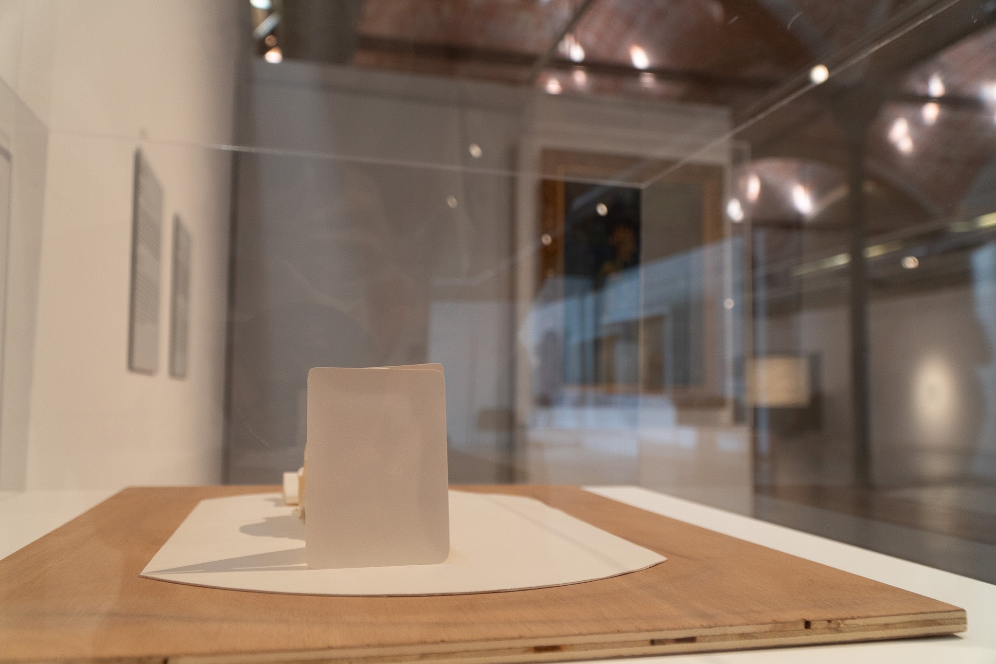 Aquest divendres ha tingut lloc la inauguració de l’exposició «I de sobte, l’atzar, Incerteses, destins i casualitats en la Col·lecció MACBA», comissariada per Clàudia Elies, que ha fet a les persones assistents una visita comentada de l’exposició. Es pot veure a la Sala Muncunill del 10 d’abril al 14 de juny. Es tracta d’una exposició itinerant, resultat d’una col·laboració entre el MACBA, el Programa d’Arts Visuals de la Diputació de Barcelona i els 10 municipis que l’acullen, entre ells, Terrassa. L’exposició parteix del fons d’obres de la Col·lecció MACBA seleccionades i articulades per Clàudia Elies. S’hi presenten obres d’artistes de diferents generacions i tendències artístiques, com ara Joan Brossa, Luz Broto, Joana Cera, Joan Jonas, Martín Llavaneras, Teresa Margolles, Fina Miralles, Joan Ponç, Sergio Prego, Enrique Ramírez, Allan Sekula i Oriol Vilanova. Durant la seva estada a la Sala Muncunill, l’exposició comptarà amb diverses activitats vinculades. Així, els dissabtes 18 d’abril (12.30 h), i 16 de maig (18 h), es duran a terme les visites comentades per a adults: «Coreografies de l’incert: l’atzar en l’art contemporani». El dimecres 3 de juny, a les 18 h, es farà amb servei d’interpretació en llengua de signes. El dissabte 30 de maig, a les 12h, hi haurà la visita dinamitzada: «Deixar-se endur per l’atzar» per a famílies amb infants a partir de 6 anys (preferiblement). Finalment, també es durà a terme una conversa sobre màgia i alquímia a partir de l’obra de Joan Ponç, amb Caterina Almirall, comissària, i Pilar Bonet, crítica d’art, el dimarts 12 de maig, a les 18.30 h.