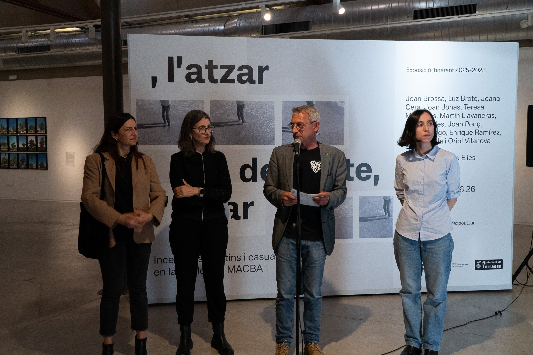 Aquest divendres ha tingut lloc la inauguració de l’exposició «I de sobte, l’atzar, Incerteses, destins i casualitats en la Col·lecció MACBA», comissariada per Clàudia Elies, que ha fet a les persones assistents una visita comentada de l’exposició. Es pot veure a la Sala Muncunill del 10 d’abril al 14 de juny. Es tracta d’una exposició itinerant, resultat d’una col·laboració entre el MACBA, el Programa d’Arts Visuals de la Diputació de Barcelona i els 10 municipis que l’acullen, entre ells, Terrassa. L’exposició parteix del fons d’obres de la Col·lecció MACBA seleccionades i articulades per Clàudia Elies. S’hi presenten obres d’artistes de diferents generacions i tendències artístiques, com ara Joan Brossa, Luz Broto, Joana Cera, Joan Jonas, Martín Llavaneras, Teresa Margolles, Fina Miralles, Joan Ponç, Sergio Prego, Enrique Ramírez, Allan Sekula i Oriol Vilanova. Durant la seva estada a la Sala Muncunill, l’exposició comptarà amb diverses activitats vinculades. Així, els dissabtes 18 d’abril (12.30 h), i 16 de maig (18 h), es duran a terme les visites comentades per a adults: «Coreografies de l’incert: l’atzar en l’art contemporani». El dimecres 3 de juny, a les 18 h, es farà amb servei d’interpretació en llengua de signes. El dissabte 30 de maig, a les 12h, hi haurà la visita dinamitzada: «Deixar-se endur per l’atzar» per a famílies amb infants a partir de 6 anys (preferiblement). Finalment, també es durà a terme una conversa sobre màgia i alquímia a partir de l’obra de Joan Ponç, amb Caterina Almirall, comissària, i Pilar Bonet, crítica d’art, el dimarts 12 de maig, a les 18.30 h.