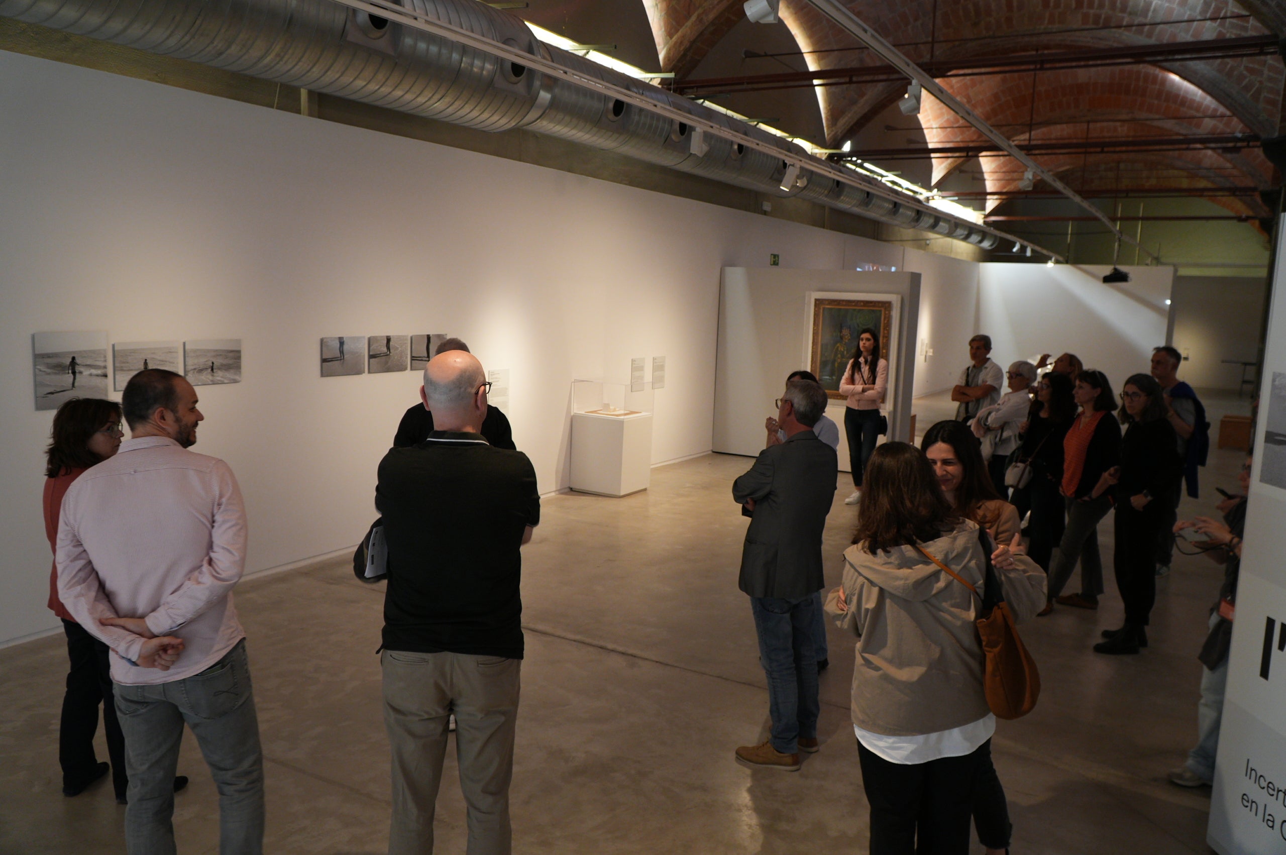 Aquest divendres ha tingut lloc la inauguració de l’exposició «I de sobte, l’atzar, Incerteses, destins i casualitats en la Col·lecció MACBA», comissariada per Clàudia Elies, que ha fet a les persones assistents una visita comentada de l’exposició. Es pot veure a la Sala Muncunill del 10 d’abril al 14 de juny. Es tracta d’una exposició itinerant, resultat d’una col·laboració entre el MACBA, el Programa d’Arts Visuals de la Diputació de Barcelona i els 10 municipis que l’acullen, entre ells, Terrassa. L’exposició parteix del fons d’obres de la Col·lecció MACBA seleccionades i articulades per Clàudia Elies. S’hi presenten obres d’artistes de diferents generacions i tendències artístiques, com ara Joan Brossa, Luz Broto, Joana Cera, Joan Jonas, Martín Llavaneras, Teresa Margolles, Fina Miralles, Joan Ponç, Sergio Prego, Enrique Ramírez, Allan Sekula i Oriol Vilanova. Durant la seva estada a la Sala Muncunill, l’exposició comptarà amb diverses activitats vinculades. Així, els dissabtes 18 d’abril (12.30 h), i 16 de maig (18 h), es duran a terme les visites comentades per a adults: «Coreografies de l’incert: l’atzar en l’art contemporani». El dimecres 3 de juny, a les 18 h, es farà amb servei d’interpretació en llengua de signes. El dissabte 30 de maig, a les 12h, hi haurà la visita dinamitzada: «Deixar-se endur per l’atzar» per a famílies amb infants a partir de 6 anys (preferiblement). Finalment, també es durà a terme una conversa sobre màgia i alquímia a partir de l’obra de Joan Ponç, amb Caterina Almirall, comissària, i Pilar Bonet, crítica d’art, el dimarts 12 de maig, a les 18.30 h.