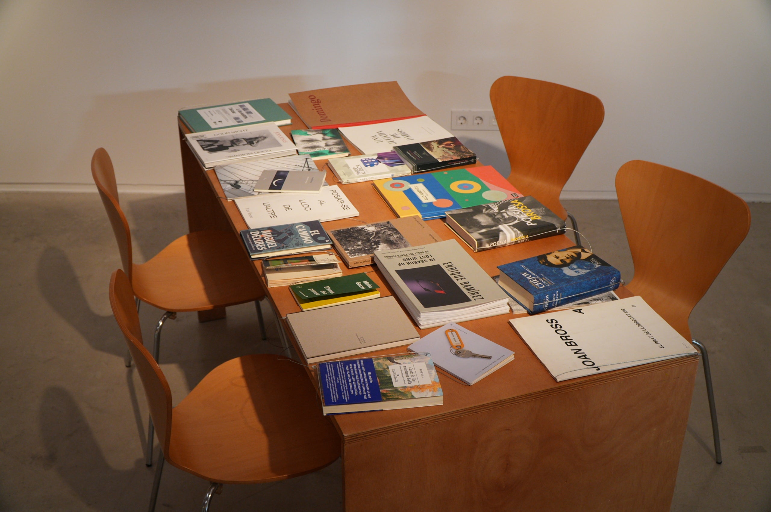 Aquest divendres ha tingut lloc la inauguració de l’exposició «I de sobte, l’atzar, Incerteses, destins i casualitats en la Col·lecció MACBA», comissariada per Clàudia Elies, que ha fet a les persones assistents una visita comentada de l’exposició. Es pot veure a la Sala Muncunill del 10 d’abril al 14 de juny. Es tracta d’una exposició itinerant, resultat d’una col·laboració entre el MACBA, el Programa d’Arts Visuals de la Diputació de Barcelona i els 10 municipis que l’acullen, entre ells, Terrassa. L’exposició parteix del fons d’obres de la Col·lecció MACBA seleccionades i articulades per Clàudia Elies. S’hi presenten obres d’artistes de diferents generacions i tendències artístiques, com ara Joan Brossa, Luz Broto, Joana Cera, Joan Jonas, Martín Llavaneras, Teresa Margolles, Fina Miralles, Joan Ponç, Sergio Prego, Enrique Ramírez, Allan Sekula i Oriol Vilanova. Durant la seva estada a la Sala Muncunill, l’exposició comptarà amb diverses activitats vinculades. Així, els dissabtes 18 d’abril (12.30 h), i 16 de maig (18 h), es duran a terme les visites comentades per a adults: «Coreografies de l’incert: l’atzar en l’art contemporani». El dimecres 3 de juny, a les 18 h, es farà amb servei d’interpretació en llengua de signes. El dissabte 30 de maig, a les 12h, hi haurà la visita dinamitzada: «Deixar-se endur per l’atzar» per a famílies amb infants a partir de 6 anys (preferiblement). Finalment, també es durà a terme una conversa sobre màgia i alquímia a partir de l’obra de Joan Ponç, amb Caterina Almirall, comissària, i Pilar Bonet, crítica d’art, el dimarts 12 de maig, a les 18.30 h.