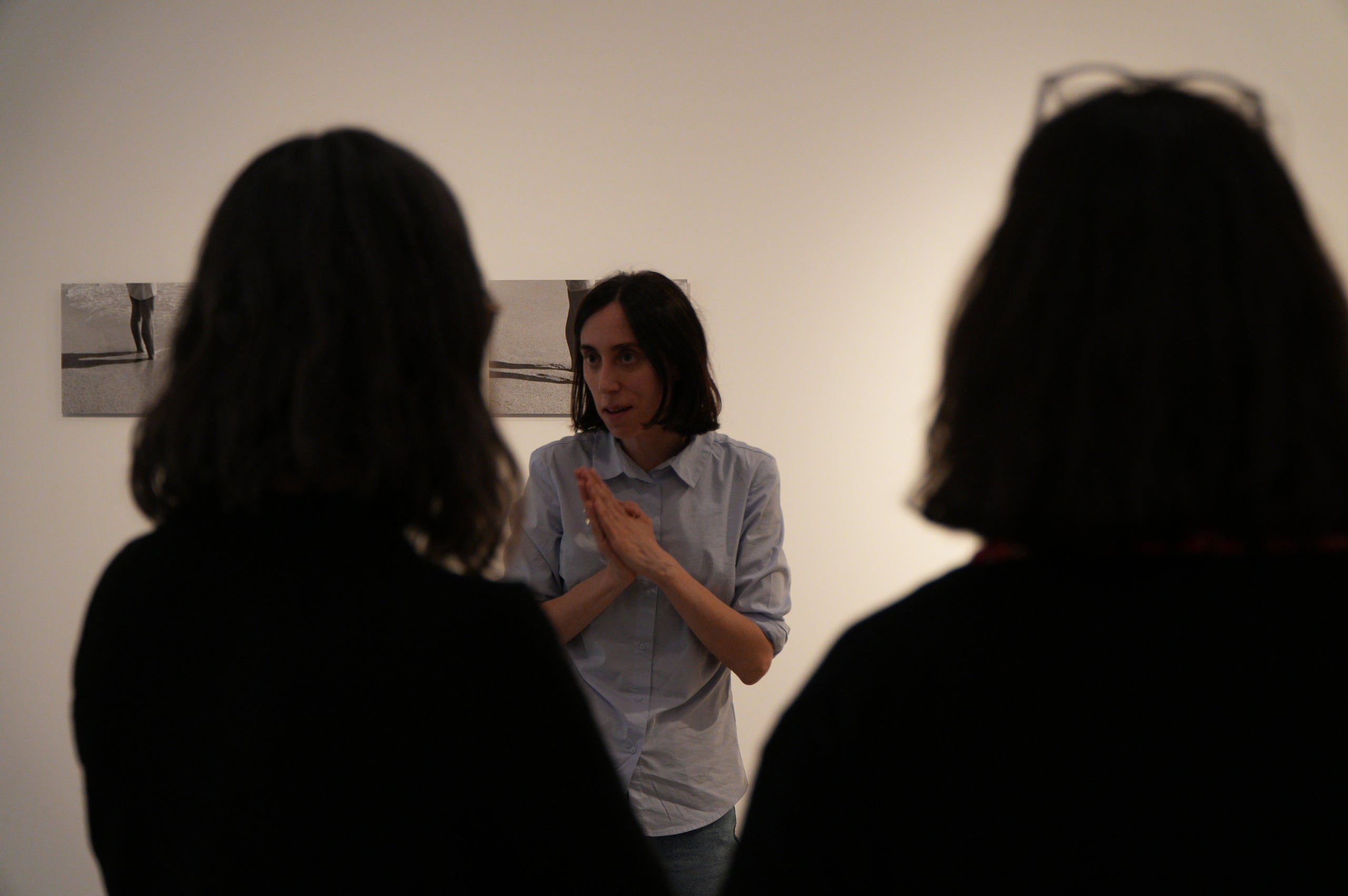 Aquest divendres ha tingut lloc la inauguració de l’exposició «I de sobte, l’atzar, Incerteses, destins i casualitats en la Col·lecció MACBA», comissariada per Clàudia Elies, que ha fet a les persones assistents una visita comentada de l’exposició. Es pot veure a la Sala Muncunill del 10 d’abril al 14 de juny. Es tracta d’una exposició itinerant, resultat d’una col·laboració entre el MACBA, el Programa d’Arts Visuals de la Diputació de Barcelona i els 10 municipis que l’acullen, entre ells, Terrassa. L’exposició parteix del fons d’obres de la Col·lecció MACBA seleccionades i articulades per Clàudia Elies. S’hi presenten obres d’artistes de diferents generacions i tendències artístiques, com ara Joan Brossa, Luz Broto, Joana Cera, Joan Jonas, Martín Llavaneras, Teresa Margolles, Fina Miralles, Joan Ponç, Sergio Prego, Enrique Ramírez, Allan Sekula i Oriol Vilanova. Durant la seva estada a la Sala Muncunill, l’exposició comptarà amb diverses activitats vinculades. Així, els dissabtes 18 d’abril (12.30 h), i 16 de maig (18 h), es duran a terme les visites comentades per a adults: «Coreografies de l’incert: l’atzar en l’art contemporani». El dimecres 3 de juny, a les 18 h, es farà amb servei d’interpretació en llengua de signes. El dissabte 30 de maig, a les 12h, hi haurà la visita dinamitzada: «Deixar-se endur per l’atzar» per a famílies amb infants a partir de 6 anys (preferiblement). Finalment, també es durà a terme una conversa sobre màgia i alquímia a partir de l’obra de Joan Ponç, amb Caterina Almirall, comissària, i Pilar Bonet, crítica d’art, el dimarts 12 de maig, a les 18.30 h.