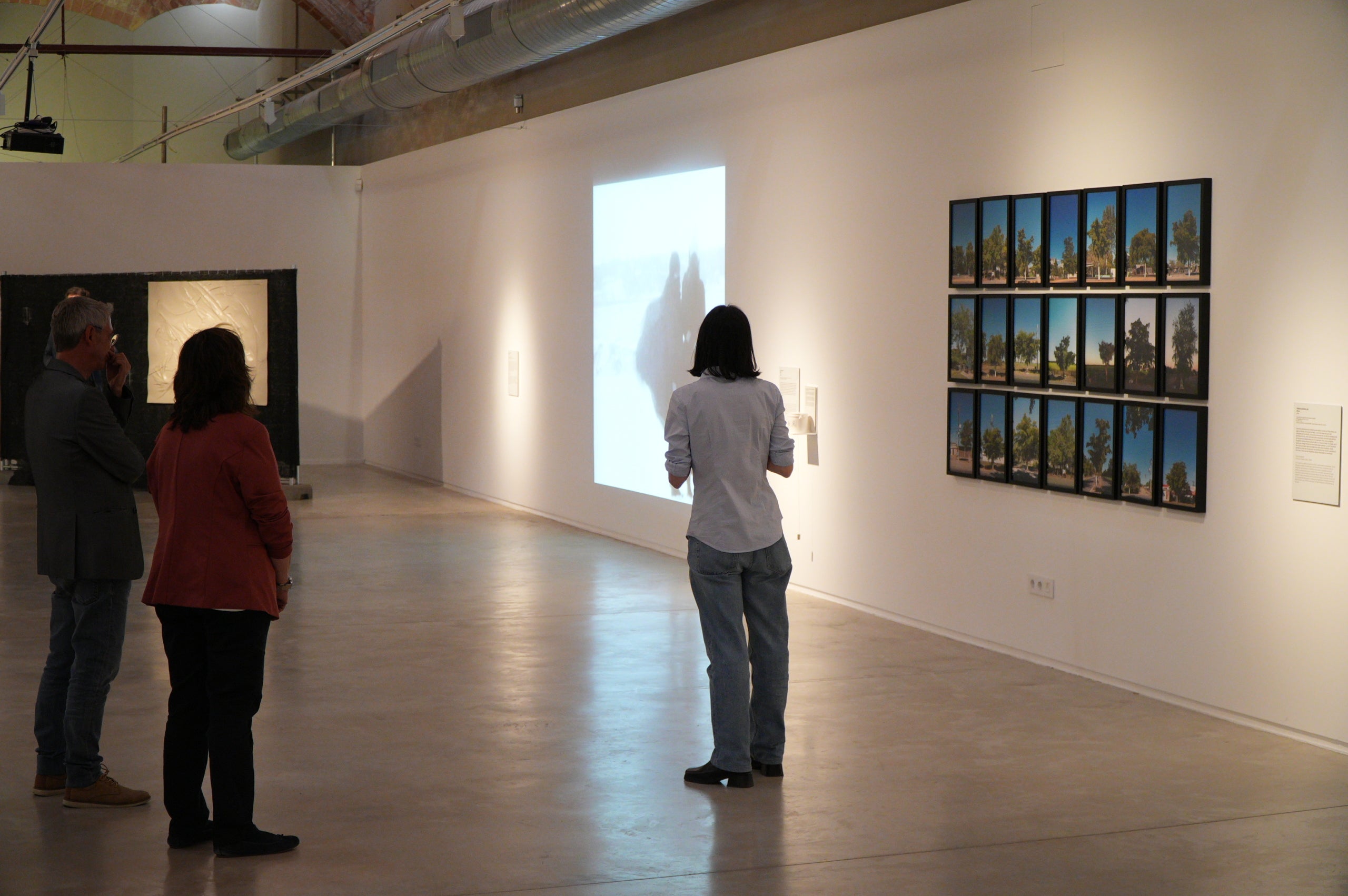 Aquest divendres ha tingut lloc la inauguració de l’exposició «I de sobte, l’atzar, Incerteses, destins i casualitats en la Col·lecció MACBA», comissariada per Clàudia Elies, que ha fet a les persones assistents una visita comentada de l’exposició. Es pot veure a la Sala Muncunill del 10 d’abril al 14 de juny. Es tracta d’una exposició itinerant, resultat d’una col·laboració entre el MACBA, el Programa d’Arts Visuals de la Diputació de Barcelona i els 10 municipis que l’acullen, entre ells, Terrassa. L’exposició parteix del fons d’obres de la Col·lecció MACBA seleccionades i articulades per Clàudia Elies. S’hi presenten obres d’artistes de diferents generacions i tendències artístiques, com ara Joan Brossa, Luz Broto, Joana Cera, Joan Jonas, Martín Llavaneras, Teresa Margolles, Fina Miralles, Joan Ponç, Sergio Prego, Enrique Ramírez, Allan Sekula i Oriol Vilanova. Durant la seva estada a la Sala Muncunill, l’exposició comptarà amb diverses activitats vinculades. Així, els dissabtes 18 d’abril (12.30 h), i 16 de maig (18 h), es duran a terme les visites comentades per a adults: «Coreografies de l’incert: l’atzar en l’art contemporani». El dimecres 3 de juny, a les 18 h, es farà amb servei d’interpretació en llengua de signes. El dissabte 30 de maig, a les 12h, hi haurà la visita dinamitzada: «Deixar-se endur per l’atzar» per a famílies amb infants a partir de 6 anys (preferiblement). Finalment, també es durà a terme una conversa sobre màgia i alquímia a partir de l’obra de Joan Ponç, amb Caterina Almirall, comissària, i Pilar Bonet, crítica d’art, el dimarts 12 de maig, a les 18.30 h.