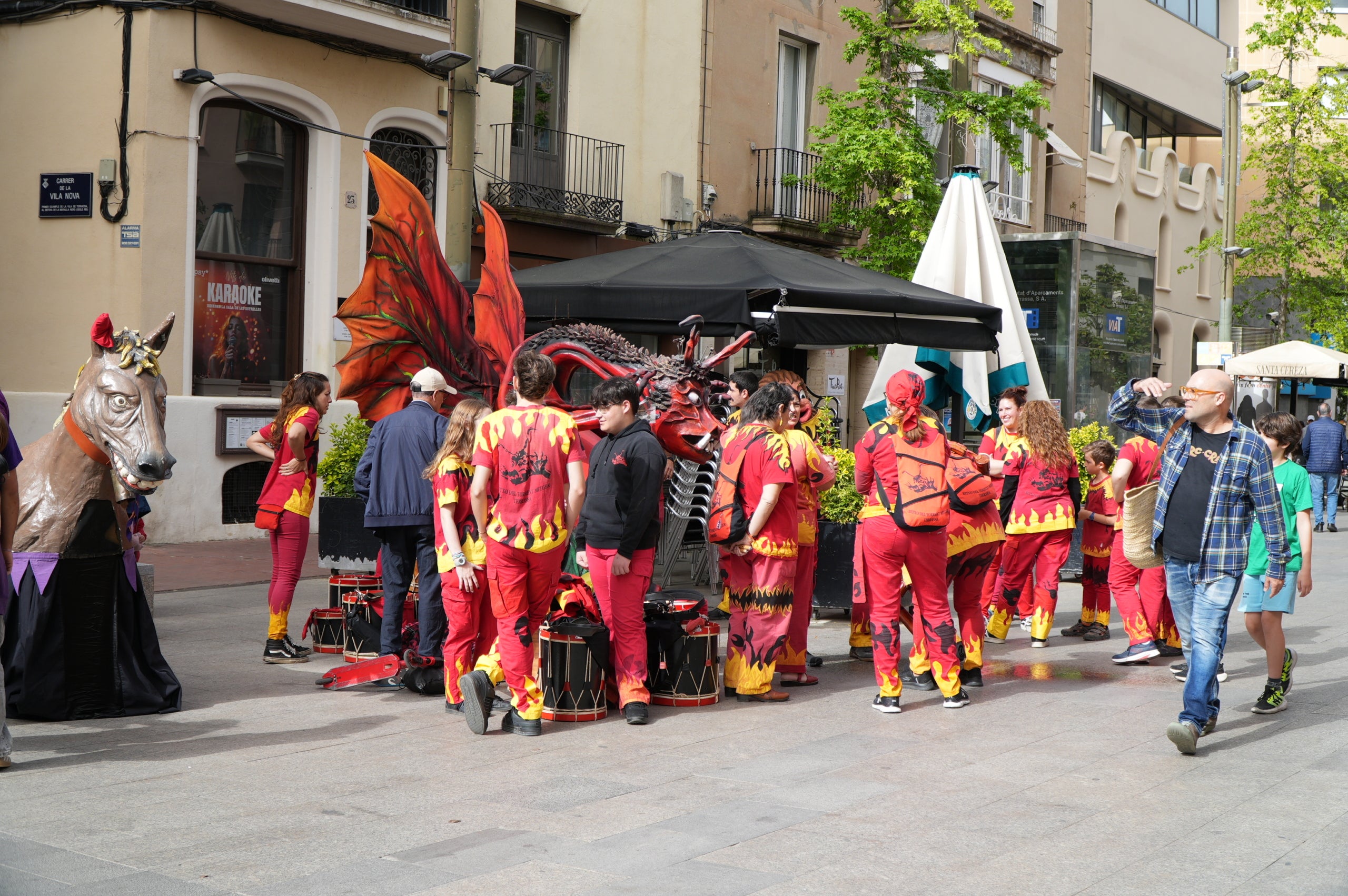 Aquest dissabte, dia 11 d’abril, les entitats de cultura popular i tradicional de Terrassa han celebrat la seva festa major, la Culturassa. La jornada s’ha iniciat amb una gran cercavila pels carrers del Centre que ha estat un tastet del que es podria veure durant tot el dia a la plaça Nova, amb balls de lluïment, paradetes i tallers.